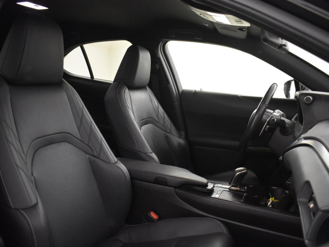 Lexus Ux 300e Luxury | Leer | Stoelventilatie | Carplay | PDC V+A