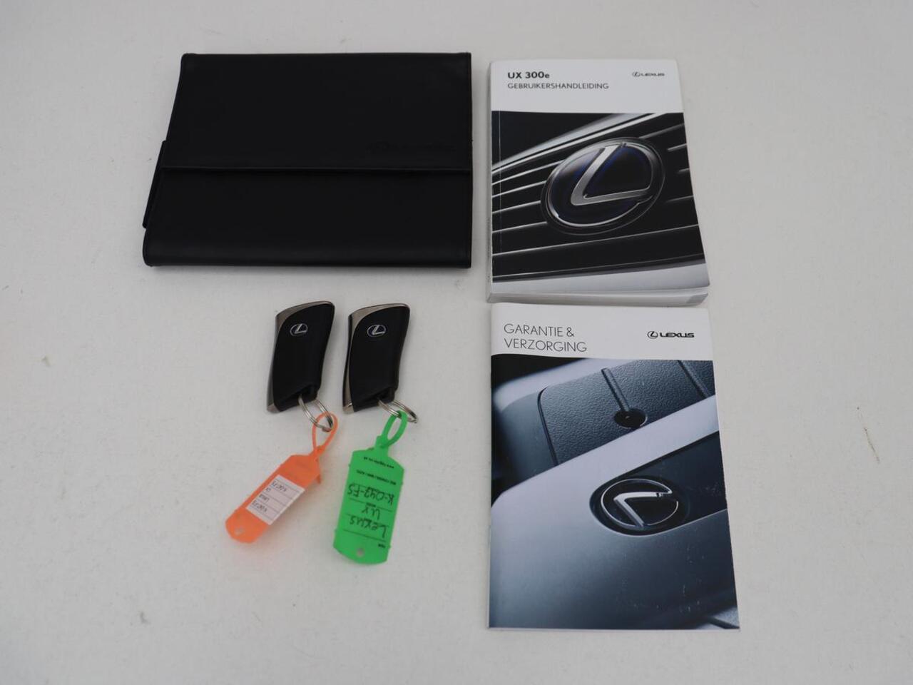 Lexus Ux 300e 54 kWh | Alcantara | Adaptive cruise | Carplay | Full LED | Elektrische stoelen | Climate control | Bluetooth | DAB