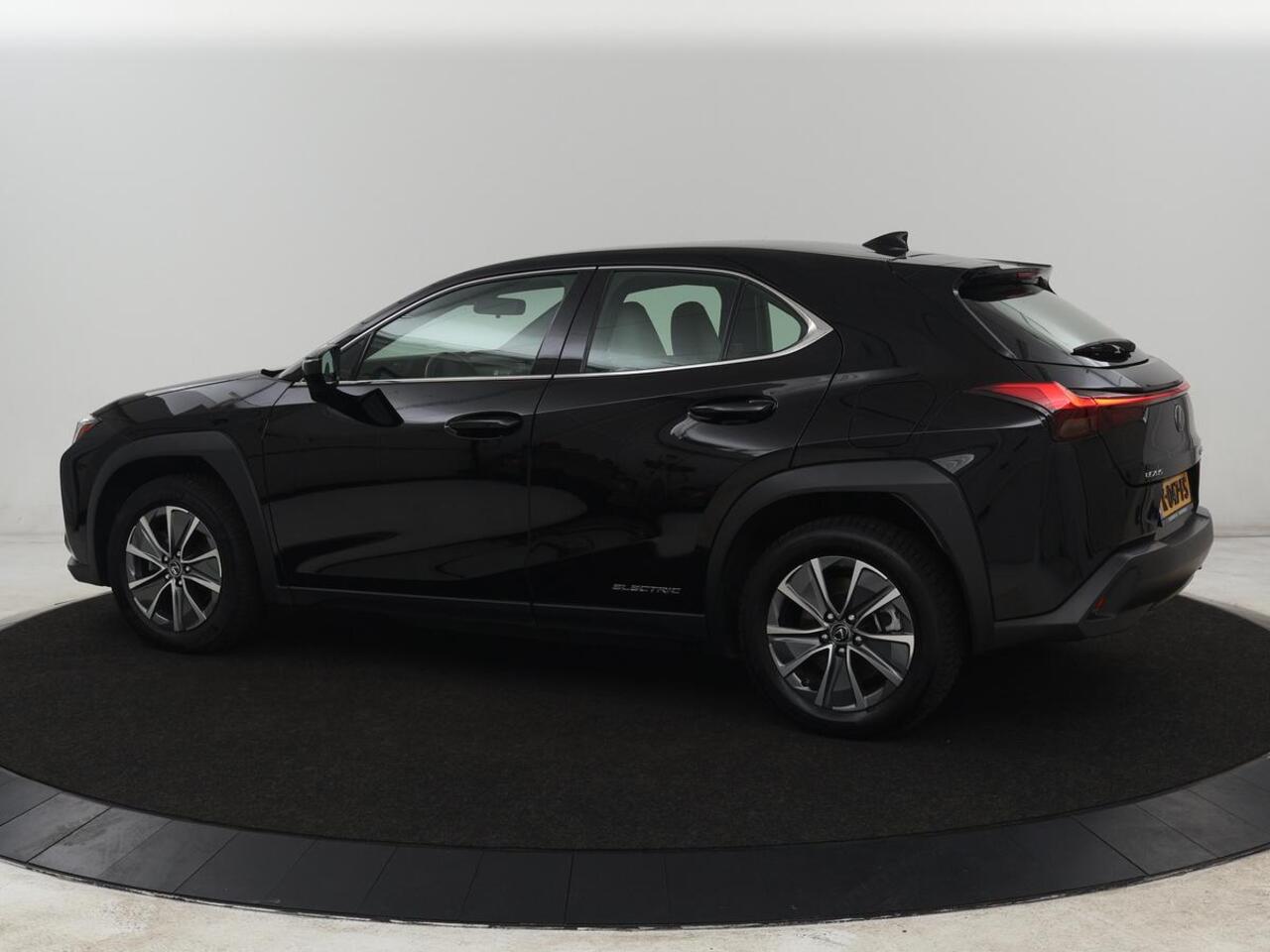 Lexus Ux 300e 54 kWh | Alcantara | Adaptive cruise | Carplay | Full LED | Elektrische stoelen | Climate control | Bluetooth | DAB