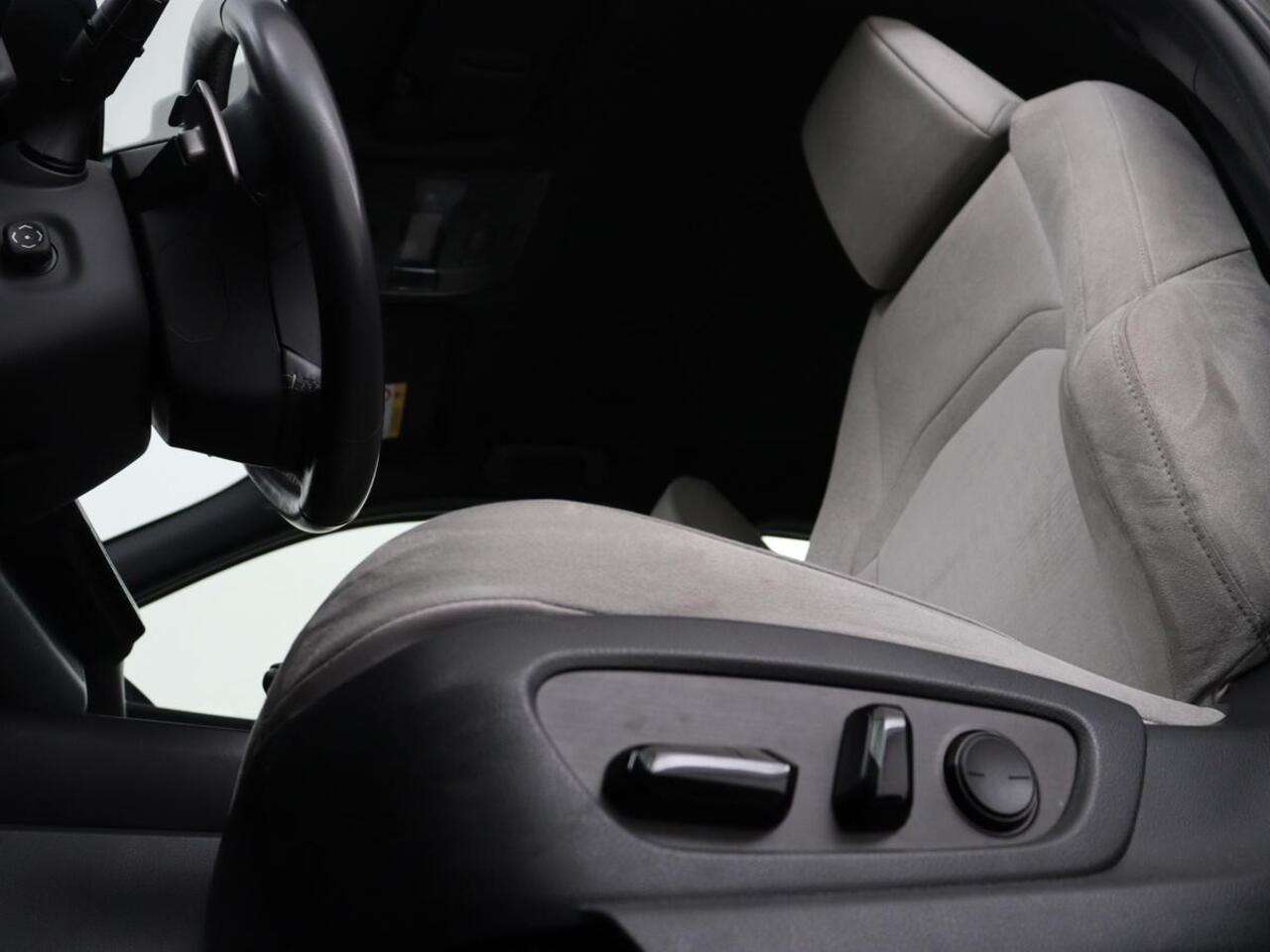 Lexus Ux 300e 54 kWh | Alcantara | Adaptive cruise | Carplay | Full LED | Elektrische stoelen | Climate control | Bluetooth | DAB