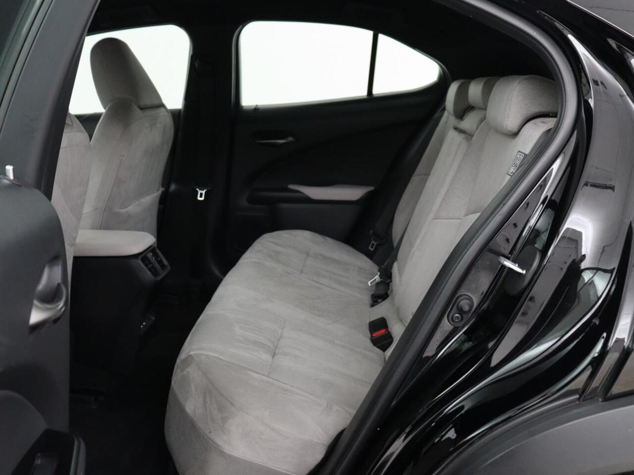 Lexus Ux 300e 54 kWh | Alcantara | Adaptive cruise | Carplay | Full LED | Elektrische stoelen | Climate control | Bluetooth | DAB