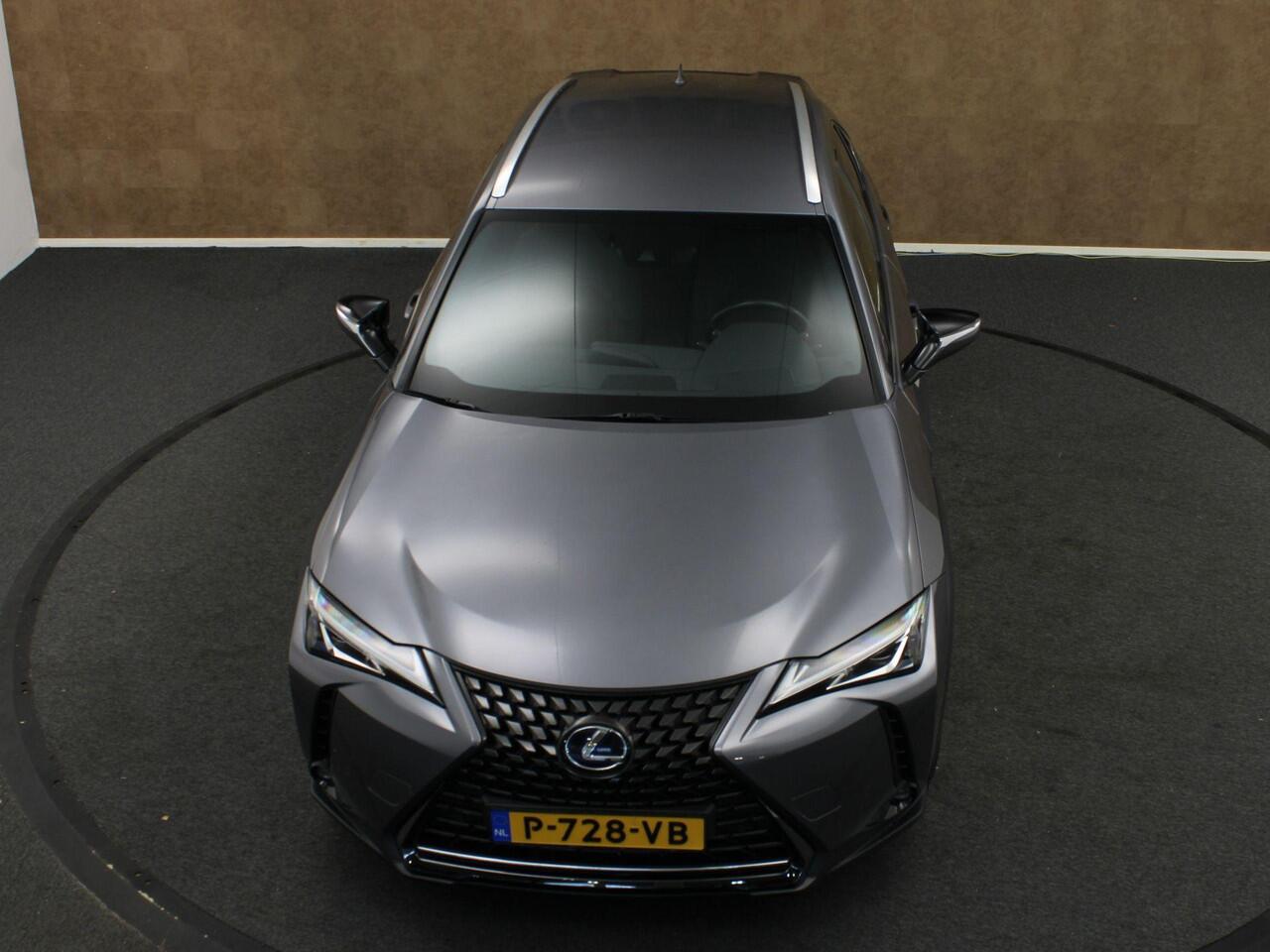 Lexus Ux 250h Preference Line - CLIMATE CONTROL - ALCANTARA BEKLEDING - PARKEERSENSOREN VOOR/ ACHTER - CAMERA - DODEHOEK DETECTIE - KEYLESS ENTRY/ START - APPLE CARPLAY/ ANDROID AUTO