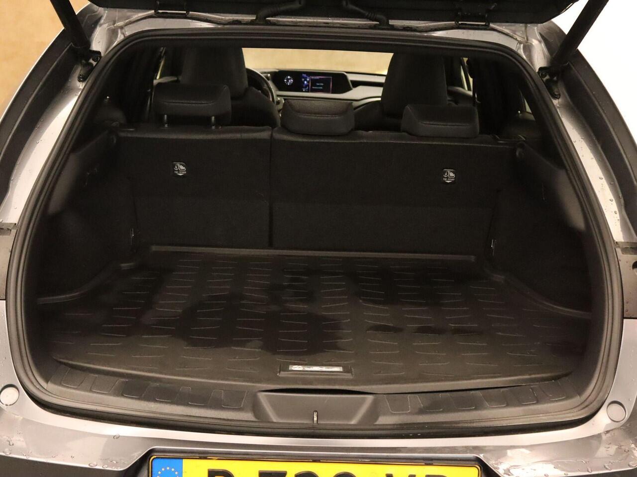 Lexus Ux 250h Preference Line - CLIMATE CONTROL - ALCANTARA BEKLEDING - PARKEERSENSOREN VOOR/ ACHTER - CAMERA - DODEHOEK DETECTIE - KEYLESS ENTRY/ START - APPLE CARPLAY/ ANDROID AUTO