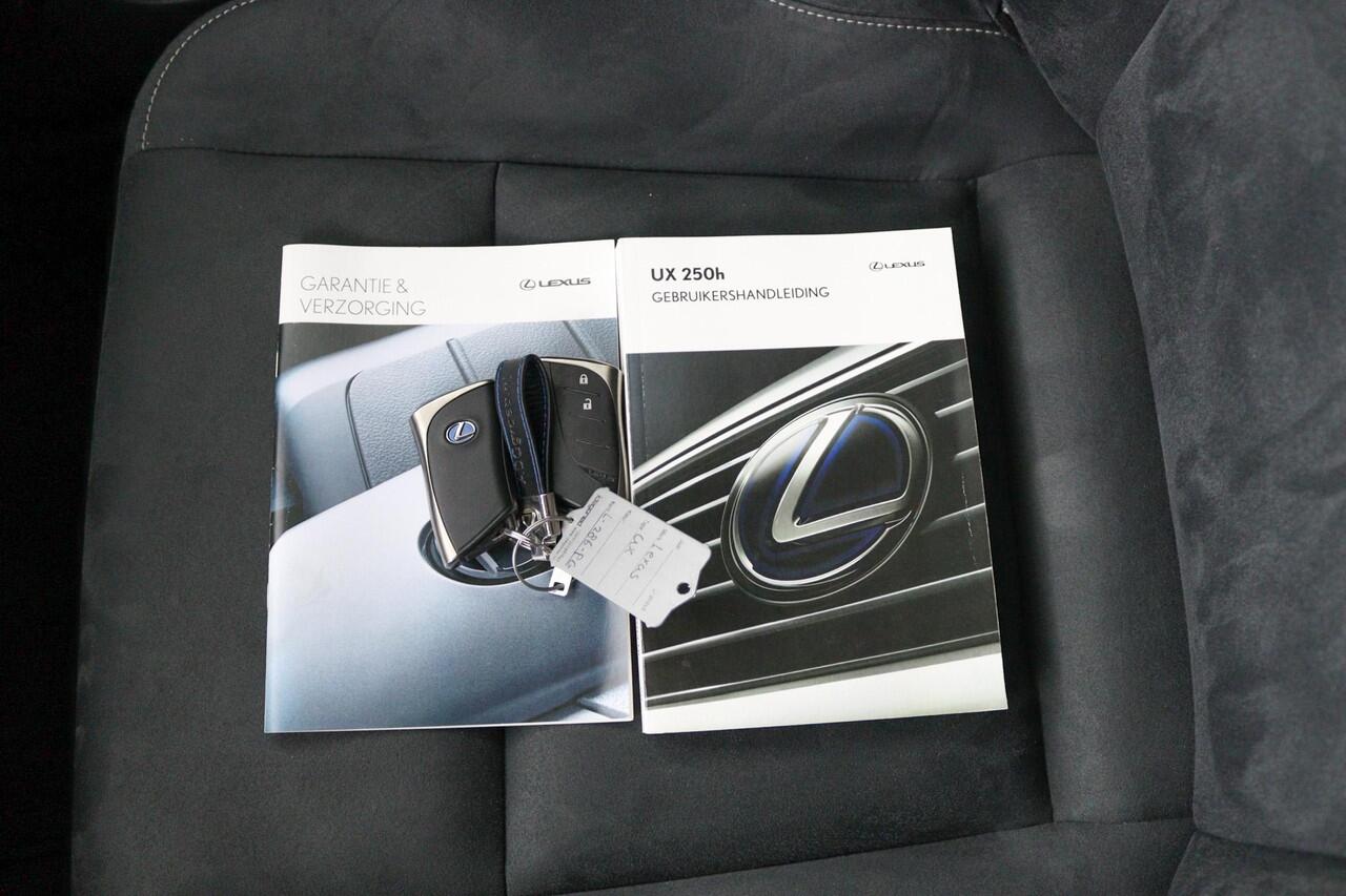 Lexus Ux 250h Preference Line | 18 Inch Lichtmetalen velgen | Privacy Glass | Blind Spot Monitor