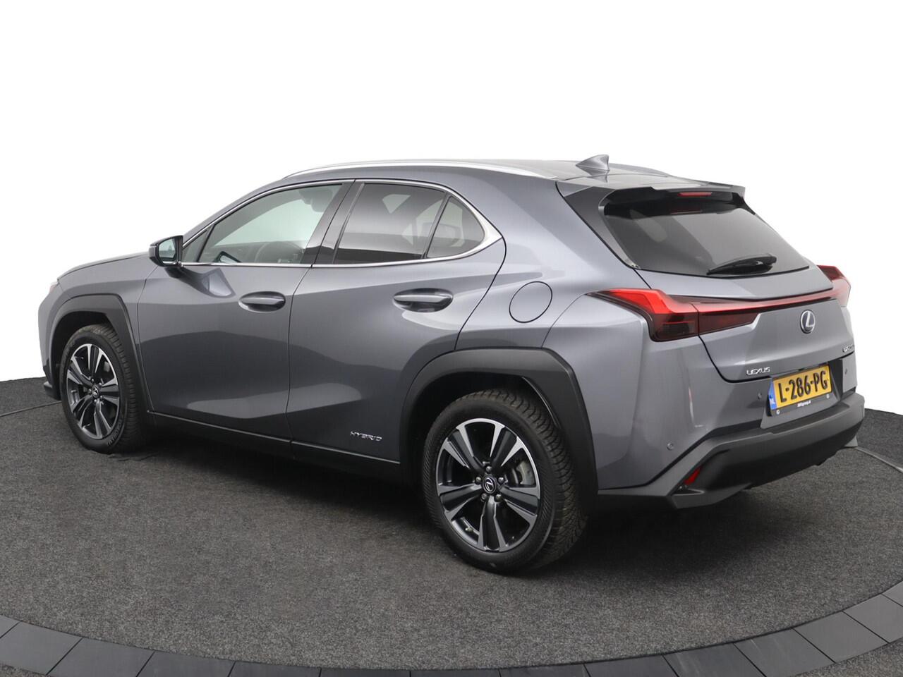Lexus Ux 250h Preference Line | 18 Inch Lichtmetalen velgen | Privacy Glass | Blind Spot Monitor