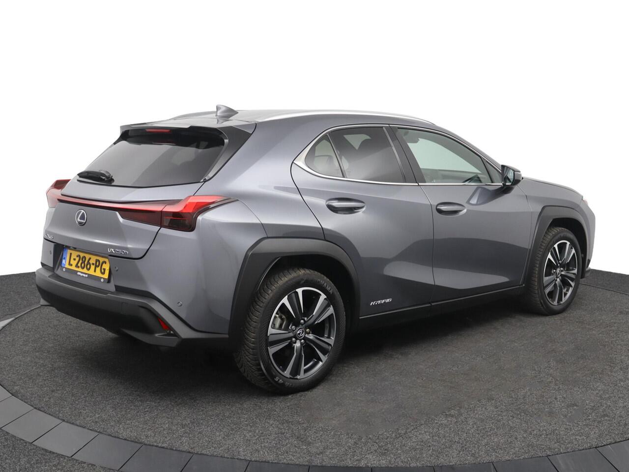 Lexus Ux 250h Preference Line | 18 Inch Lichtmetalen velgen | Privacy Glass | Blind Spot Monitor
