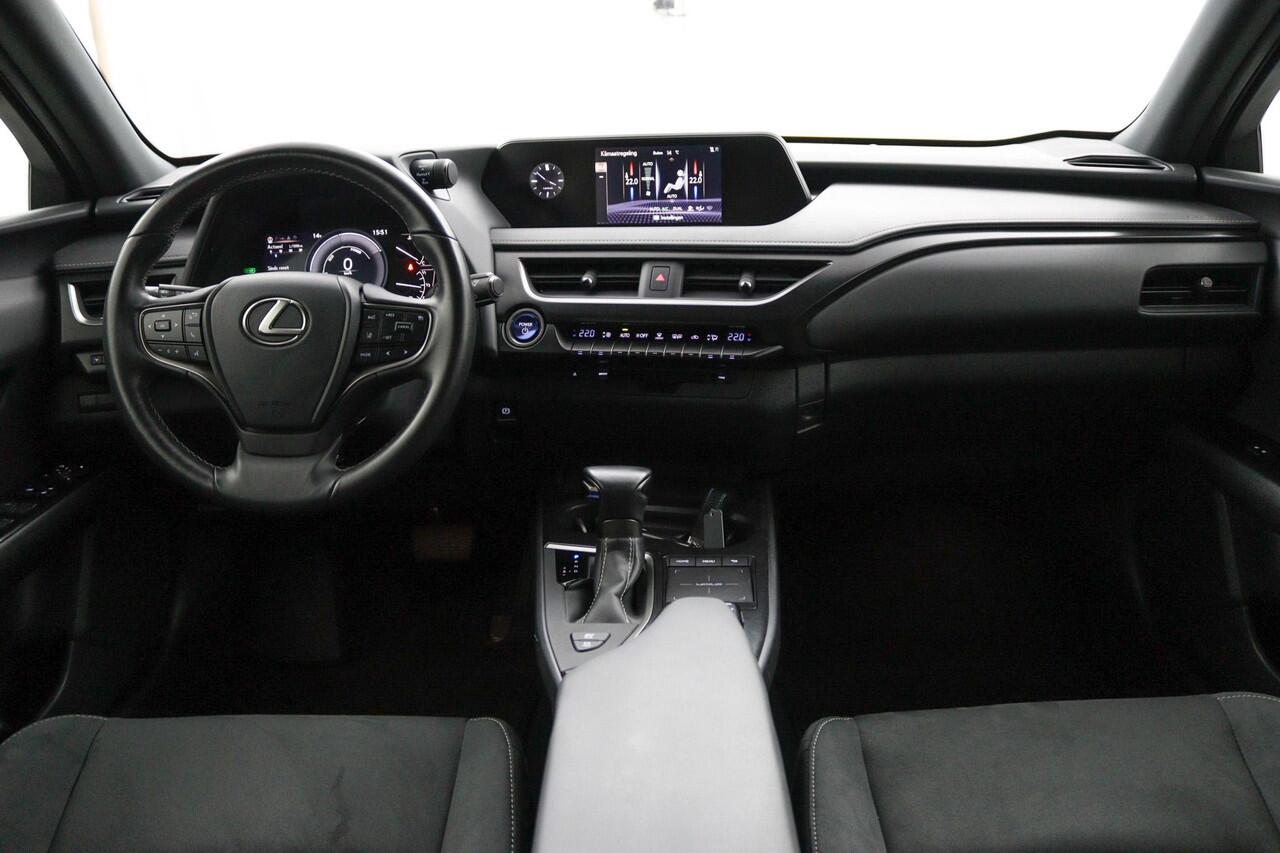 Lexus Ux 250h Preference Line | 18 Inch Lichtmetalen velgen | Privacy Glass | Blind Spot Monitor