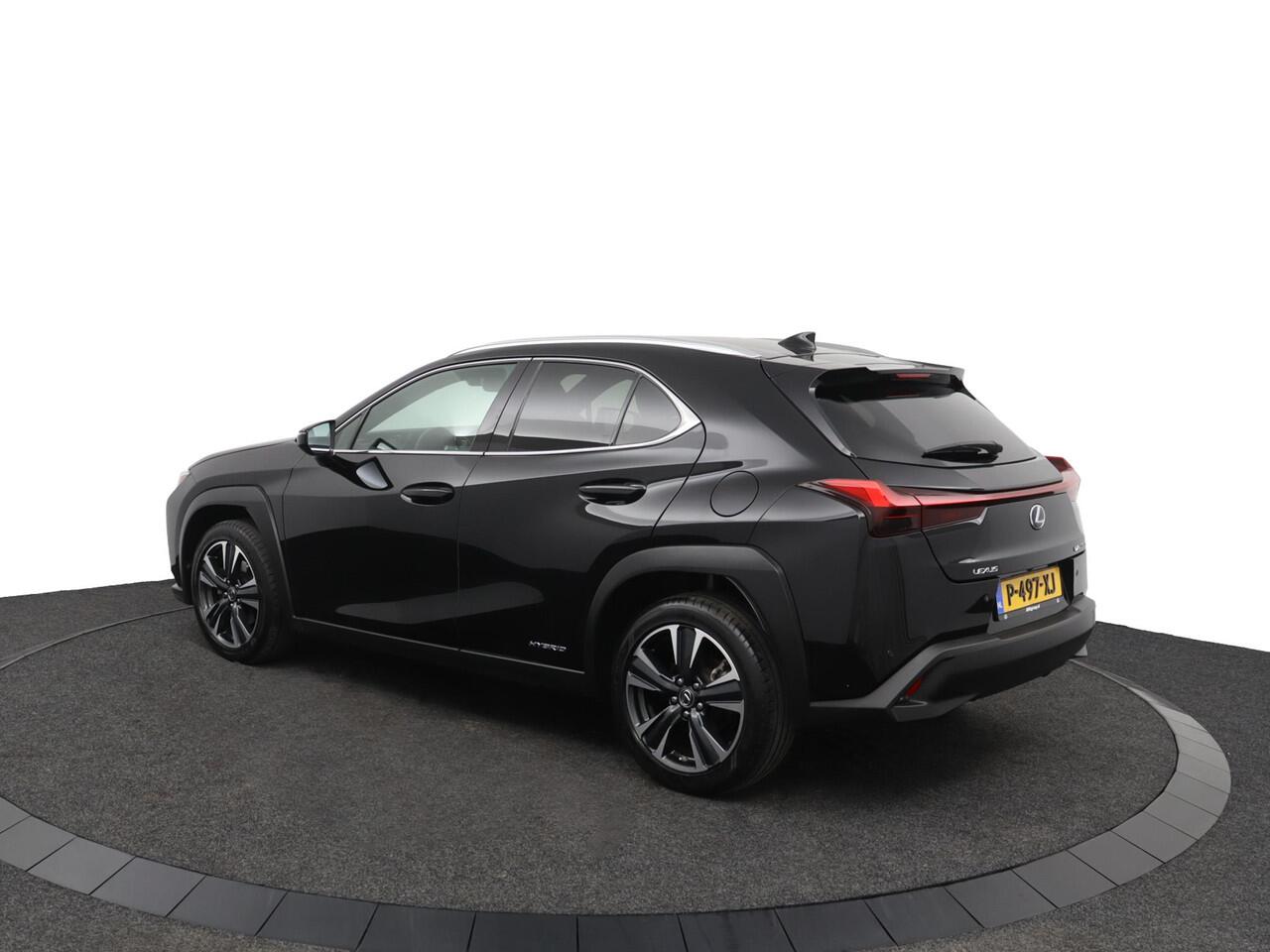 Lexus Ux 250h Preference Line | 18 Inch Lichtmetalen velgen | Blind Spot Monitor | Privacy Glass