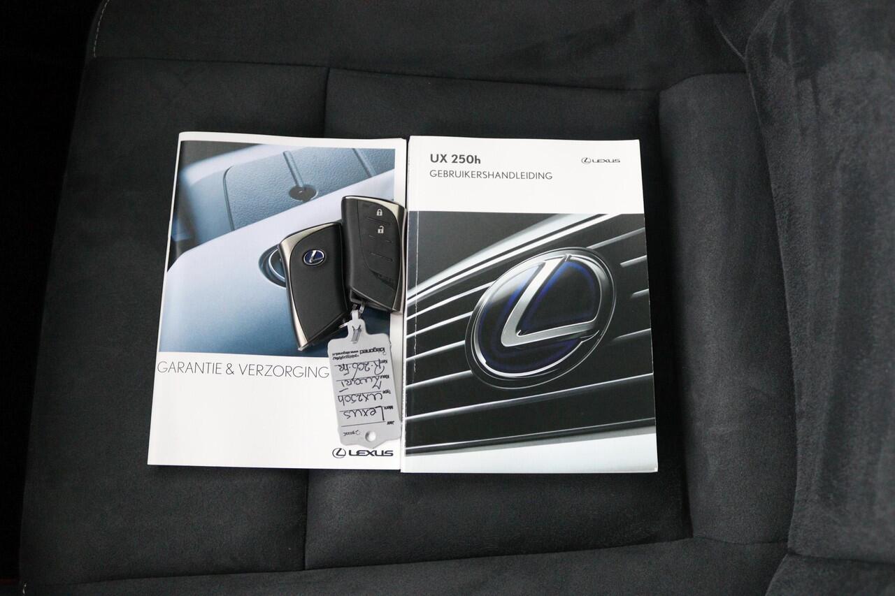 Lexus Ux 250h Preference Line | Dealer Onderhouden | 18 Inch Lichtmetalen velgen | Privacy Glass