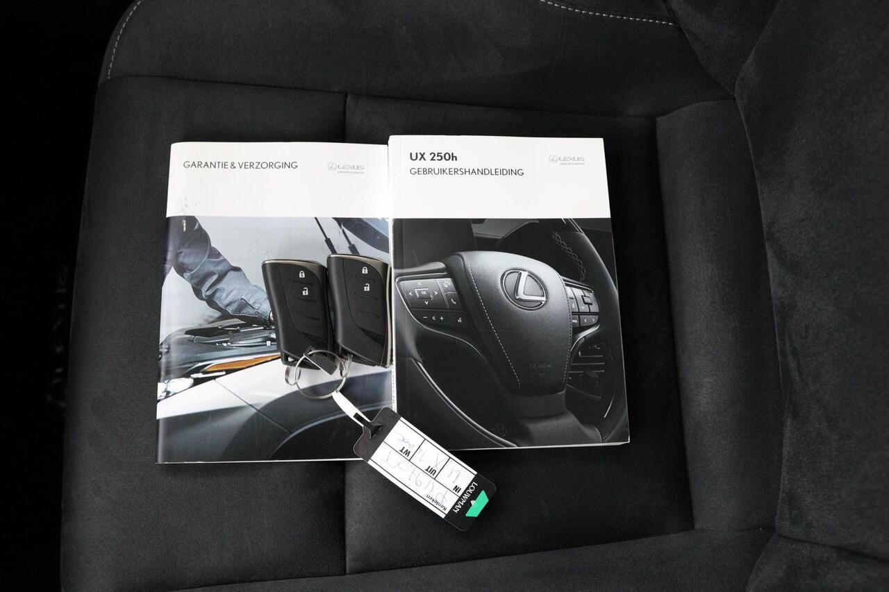 Lexus Ux 250h Preference Line | 18 Inch Lichtmetalen velgen | Blind Spot Monitor | Privacy Glass