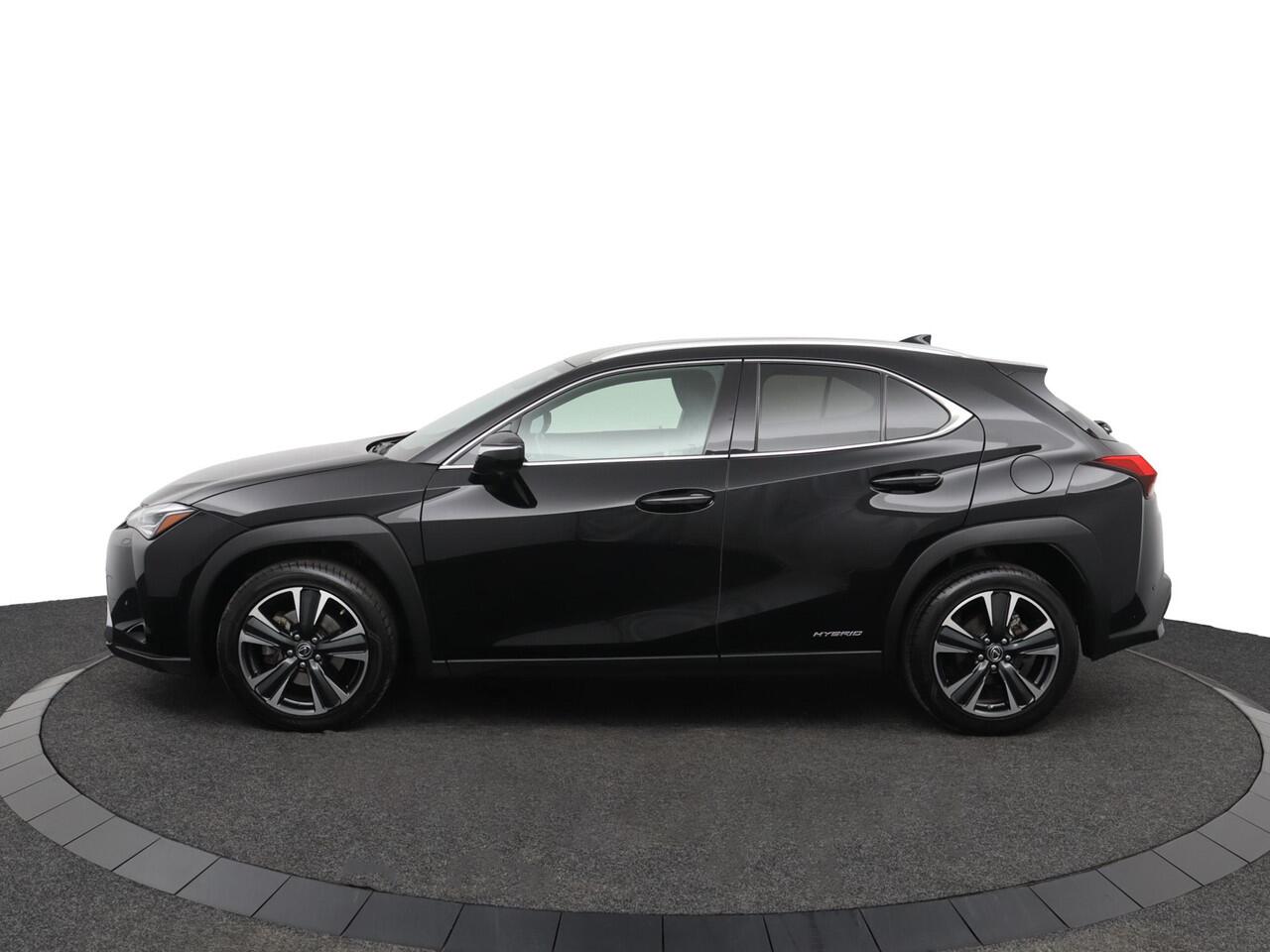 Lexus Ux 250h Preference Line | 18 Inch Lichtmetalen velgen | Blind Spot Monitor | Privacy Glass