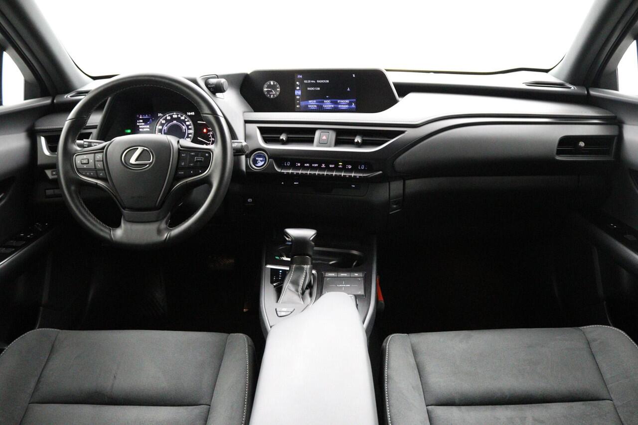 Lexus Ux 250h Preference Line | 18 Inch Lichtmetalen velgen | Blind Spot Monitor | Privacy Glass