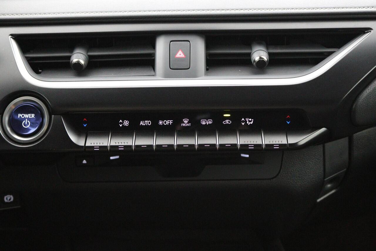 Lexus Ux 250h Preference Line | 18 Inch Lichtmetalen velgen | Blind Spot Monitor | Privacy Glass