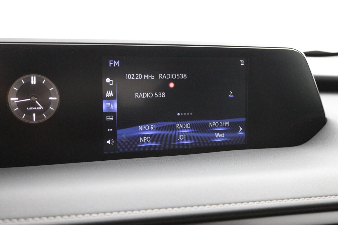 Lexus Ux 250h Preference Line | 18 Inch Lichtmetalen velgen | Blind Spot Monitor | Privacy Glass