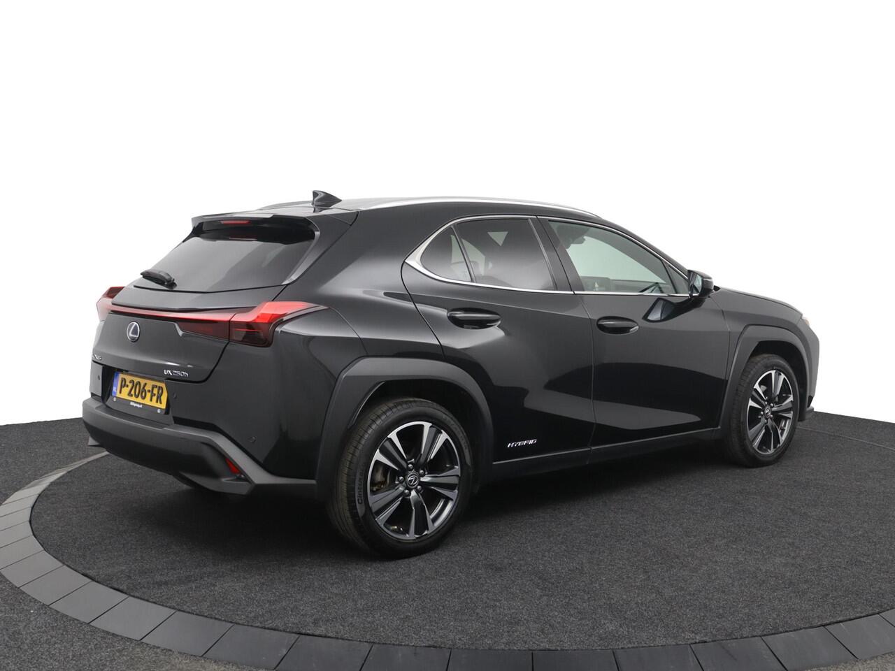 Lexus Ux 250h Preference Line | Dealer Onderhouden | 18 Inch Lichtmetalen velgen | Privacy Glass