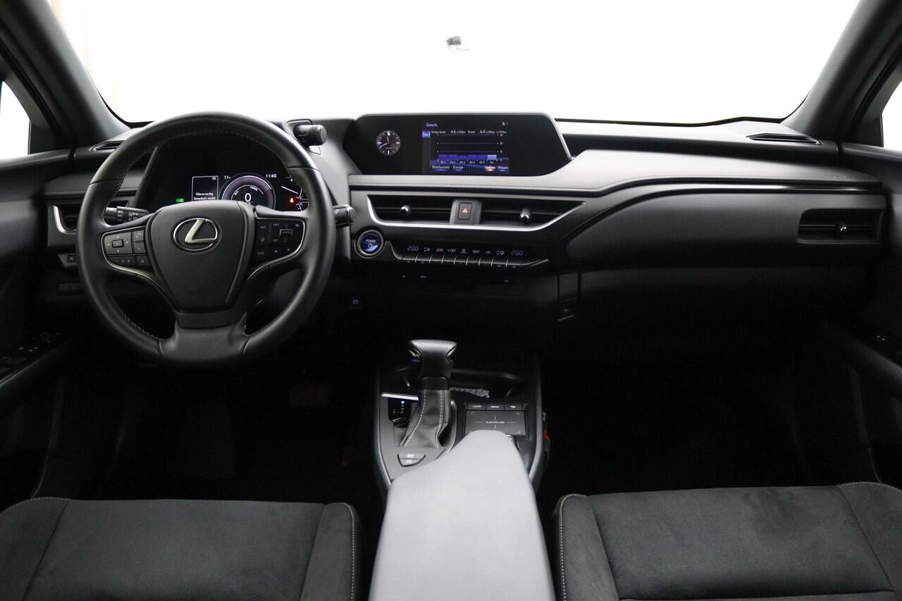 Lexus Ux 250h Preference Line | Dealer Onderhouden | 18 Inch Lichtmetalen velgen | Privacy Glass