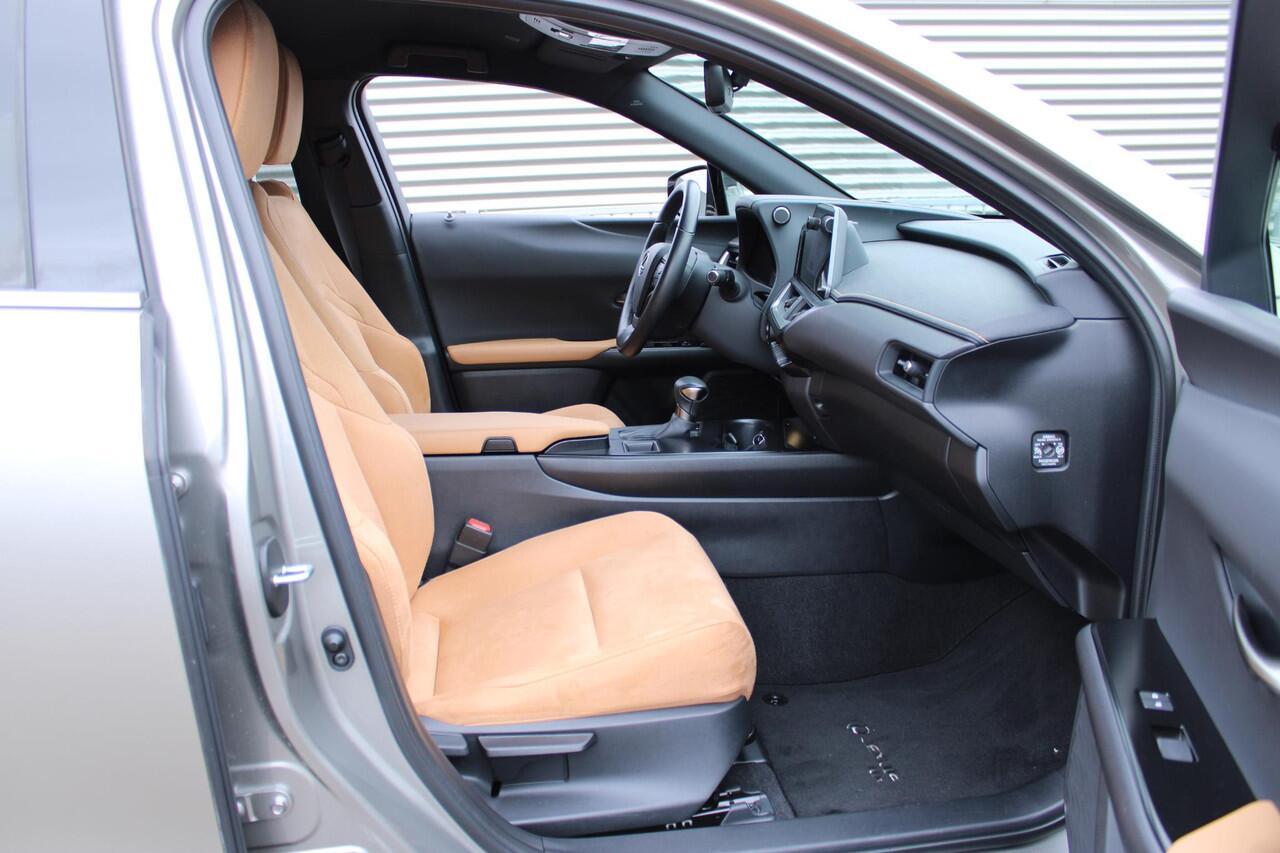Lexus Ux 250h Business Line Hybride 183 pk TREKHAAK / NAVIGATIE / LED VERLICHTING
