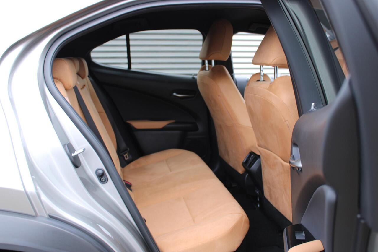 Lexus Ux 250h Business Line Hybride 183 pk TREKHAAK / NAVIGATIE / LED VERLICHTING