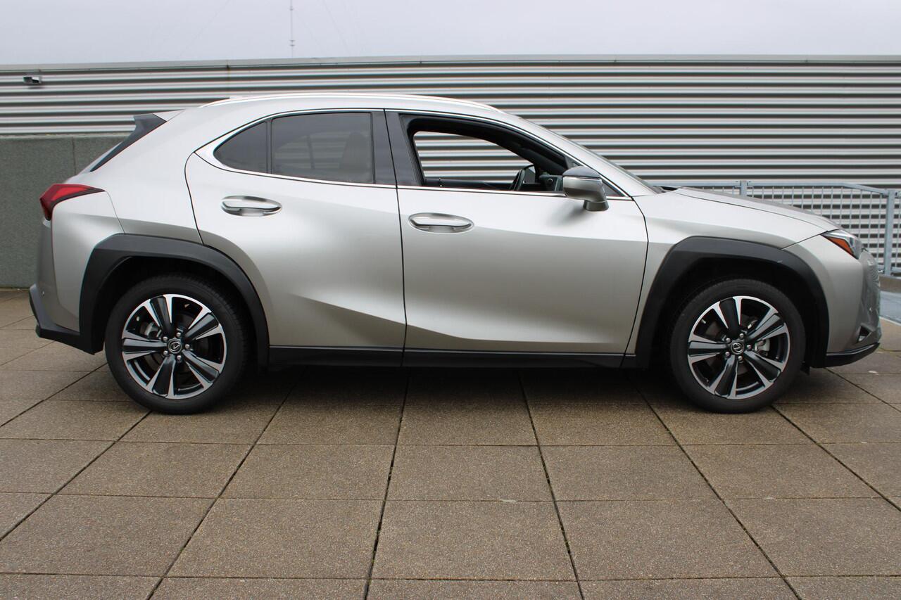 Lexus Ux 250h Business Line Hybride 183 pk TREKHAAK / NAVIGATIE / LED VERLICHTING