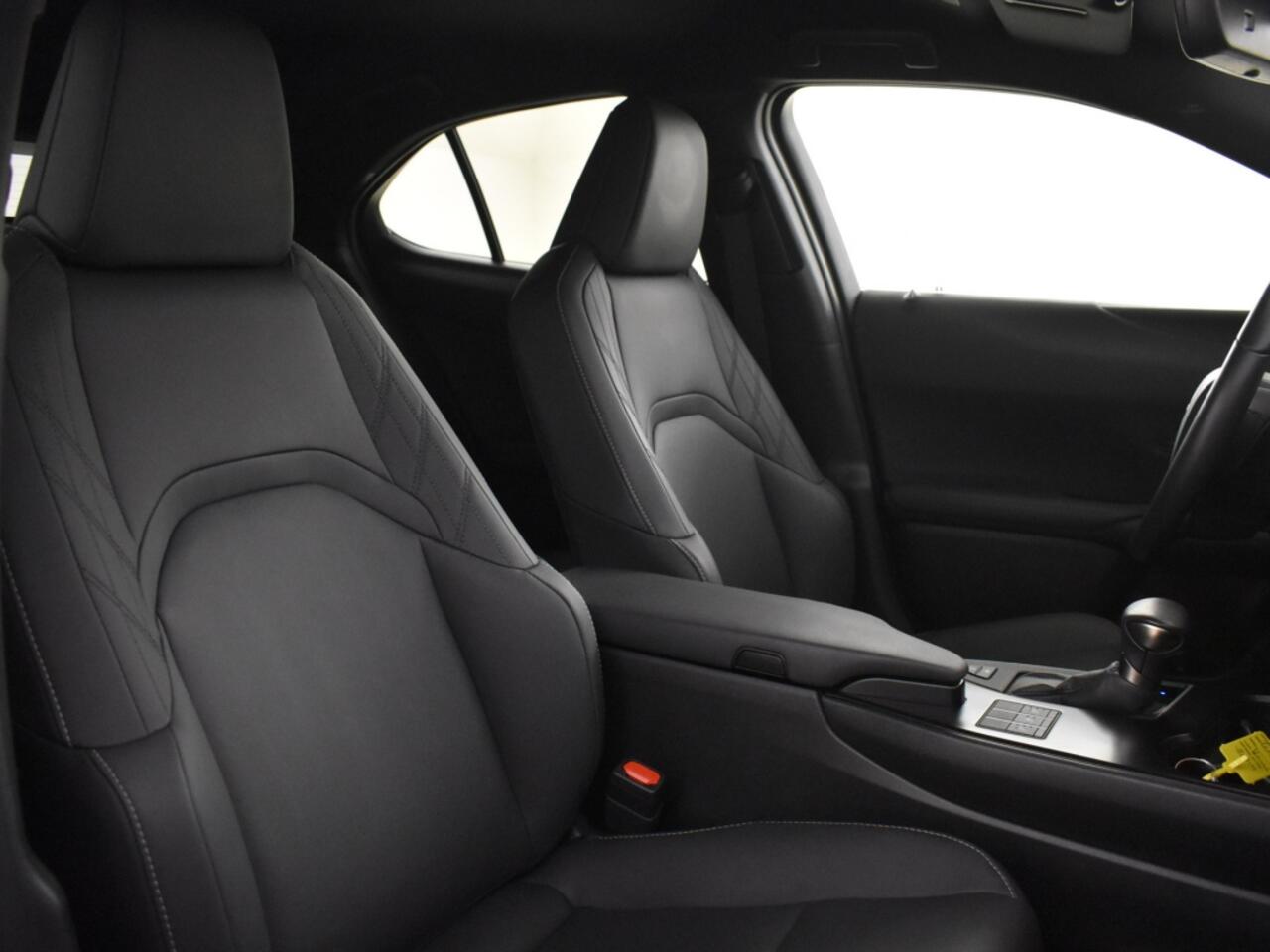 Lexus Ux 250h F Sport Line | Blind Spot | Stoel + Stuurverwarmd | PDC |