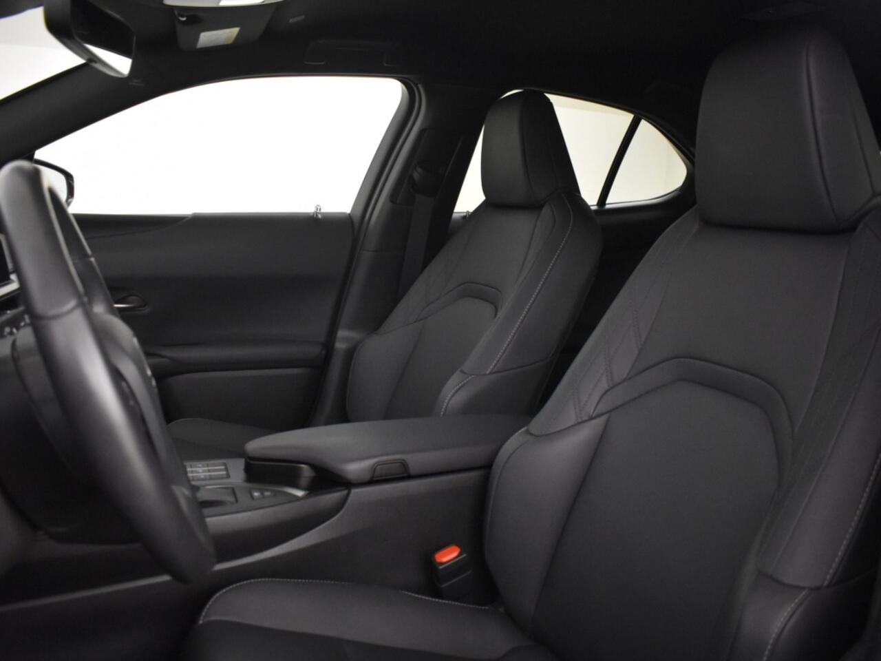 Lexus Ux 250h F Sport Line | Blind Spot | Stoel + Stuurverwarmd | PDC |