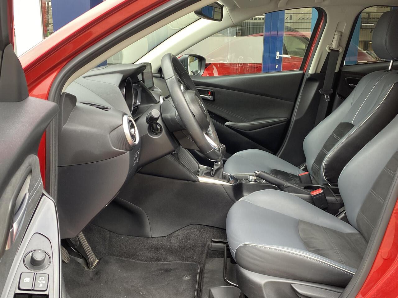 Mazda 2 1.5 Skyactiv-G Signature / NL-Auto / Adaptieve Cruise-Control met Stop & Go / Climate-Control / Head-Up-Display / Stoelverwarming / Stuurverwarming / Dodehoek-Detectie / Apple-Carplay & Android-Auto / Keyless / LED / DAB Radio-Bluetooth / Navi / 360°-Came