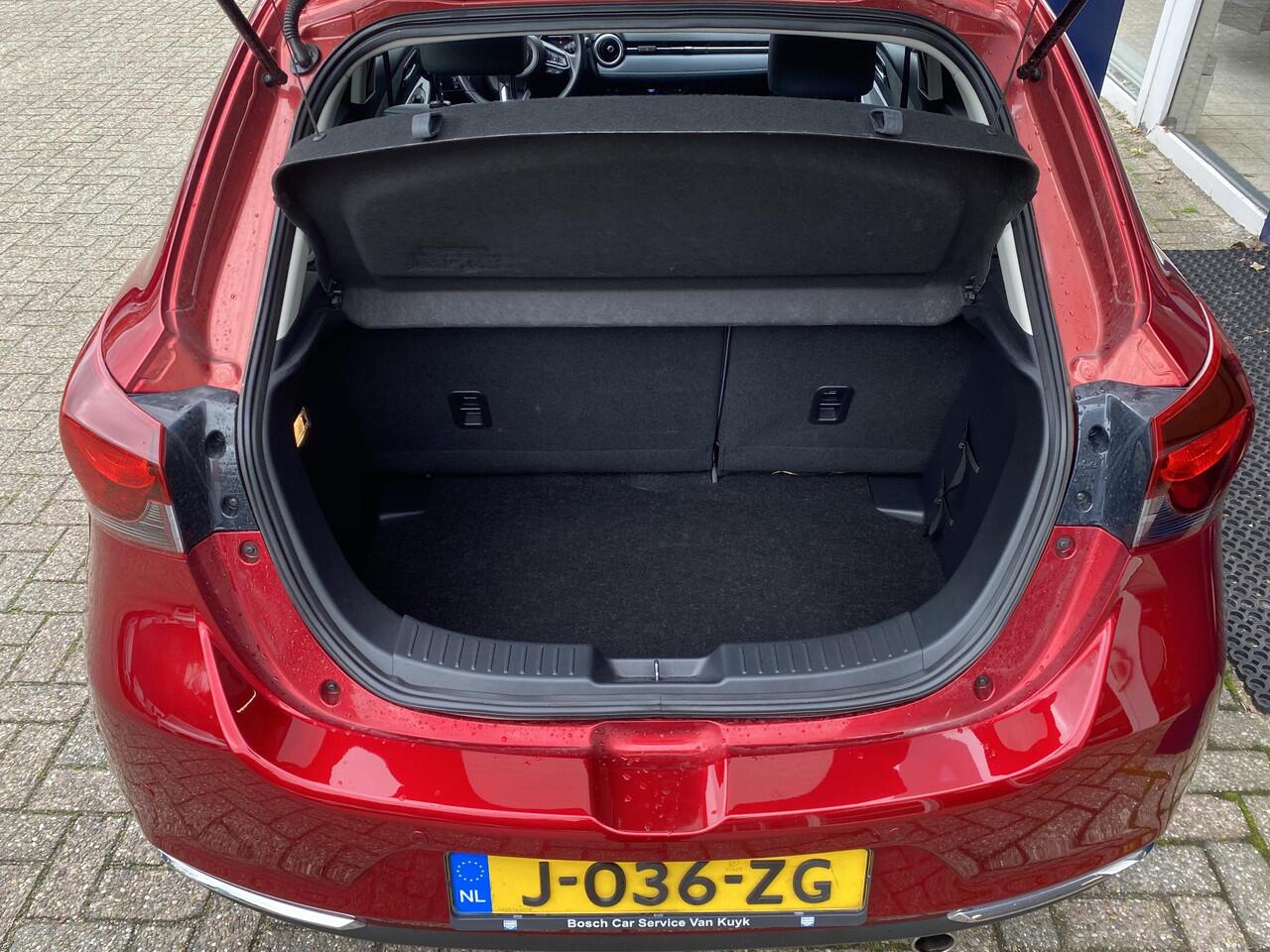 Mazda 2 1.5 Skyactiv-G Signature / NL-Auto / Adaptieve Cruise-Control met Stop & Go / Climate-Control / Head-Up-Display / Stoelverwarming / Stuurverwarming / Dodehoek-Detectie / Apple-Carplay & Android-Auto / Keyless / LED / DAB Radio-Bluetooth / Navi / 360°-Came