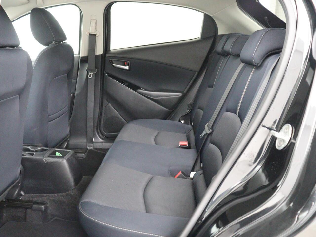 Mazda 2 1.5 Skyact-G Luxury | Stoel & stuurverwarming | Head-Up | Camera | Carplay | Keyless | Full LED | Dodehoek detectie | Climate control | Cruise control | Getint glas | Parkeerhulp