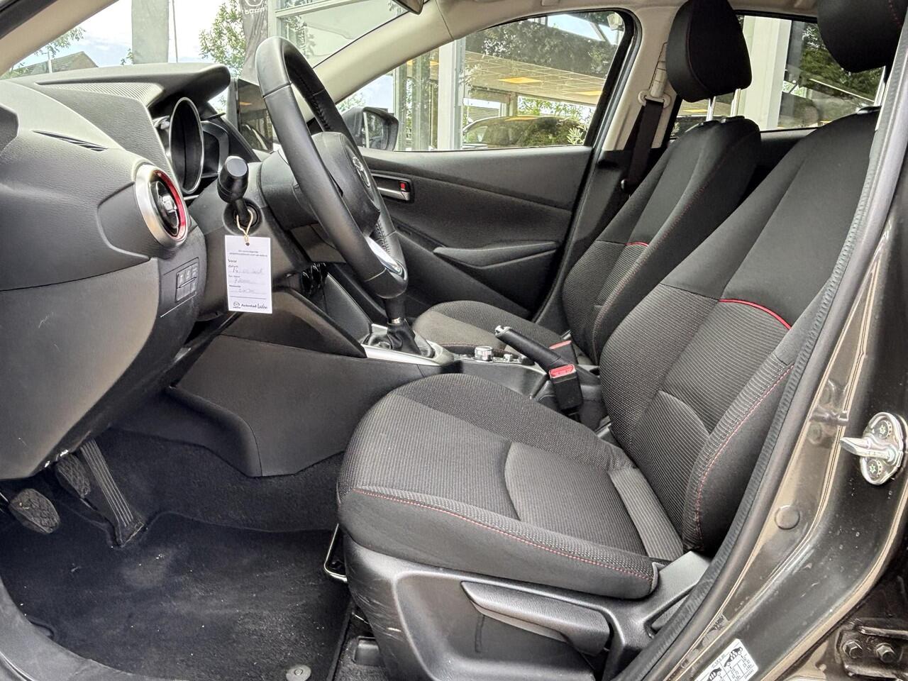 Mazda 2 1.5 Skyactiv-G Sportive 1e Eig., Dealer Ondh., Airco, Cruise Controle, Navigatie, Apple Carplay/ Android Auto, A.Rij-Camera, Lichtmetaal met All-Seasons banden.