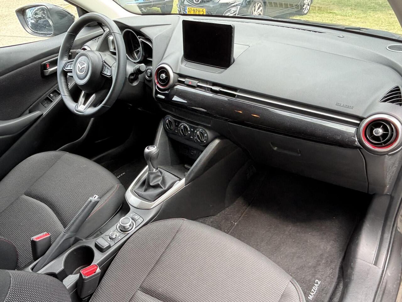 Mazda 2 1.5 Skyactiv-G Sportive 1e Eig., Dealer Ondh., Airco, Cruise Controle, Navigatie, Apple Carplay/ Android Auto, A.Rij-Camera, Lichtmetaal met All-Seasons banden.