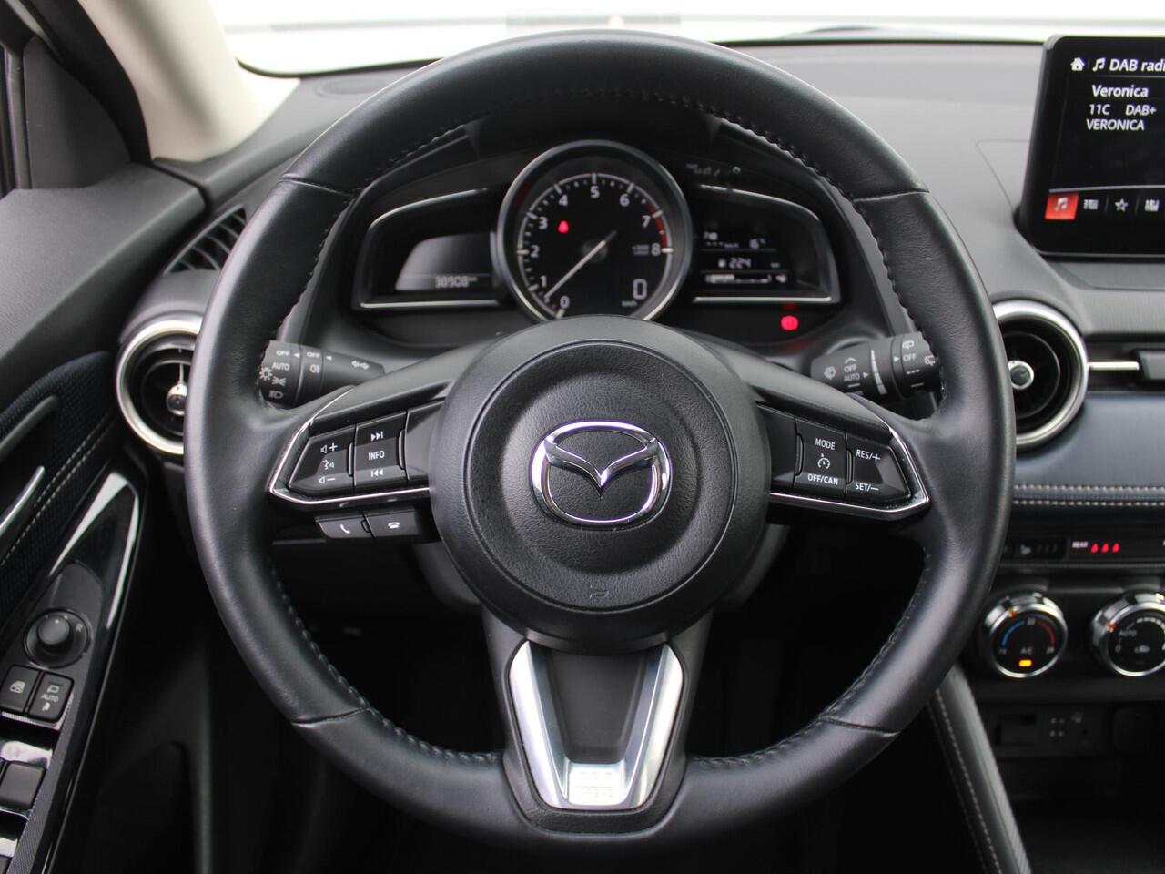 Mazda 2 1.5 Skyactiv-G Luxury | Trekhaak | Camera | Stuur-/stoelverwarming | Navi | 16" LM | Clima | HUD | LED | Dodehoek detectie |