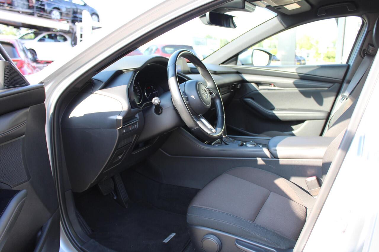 Mazda 3 HB 2.0 e-SkyActiv-G M Hybrid 122 Comfort , Automaat, LMV 18 Inch, HUD, Zwart dak, Stuurverwarming, Stoelverwarming, Clima, stoffen bekleding, Apple Carplay, PDC, Camera, Navi, Adap. Cruise