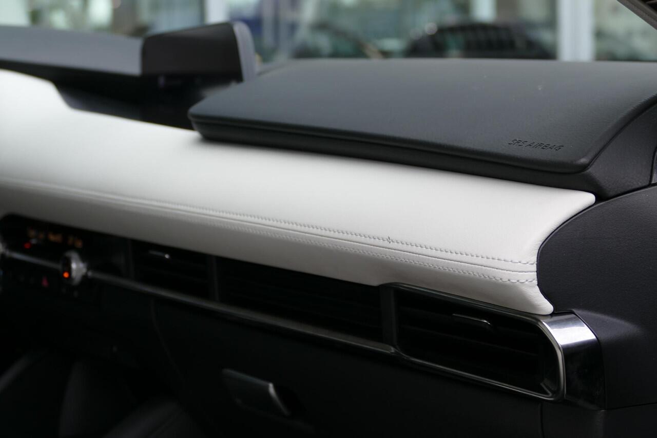 Mazda 3 2.0 e-SkyActiv-X M Hybrid 180 Luxury | I-ACTIV Pakket | Trekhaak | Wit leer pakket | Rijklaarprijs |