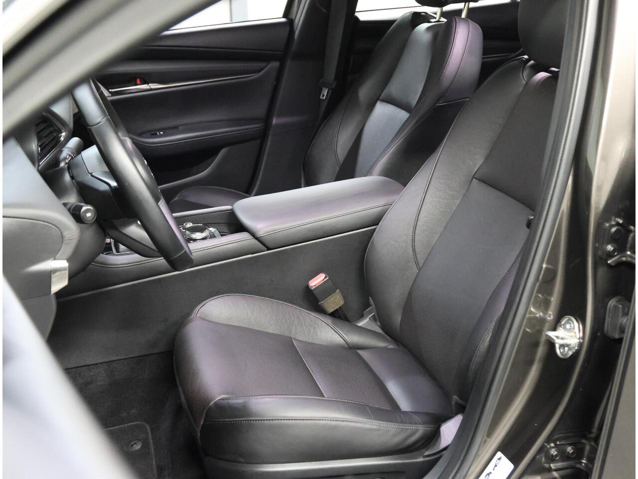 Mazda 3 180PK M Hybrid Comfort | 1ste eigenaar | AppleCarPlay/AndroidAuto | Armsteun | BOSE Sound | Camera | Dodehoekdetectie | StoelStuurVerwarmd | LED lampen | Navigatie | LEER | Cruise Control | Climate Control | Isofix | Parkeersensoren |