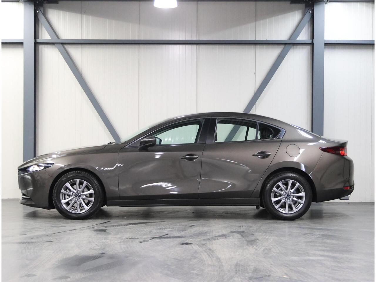 Mazda 3 180PK M Hybrid Comfort | 1ste eigenaar | AppleCarPlay/AndroidAuto | Armsteun | BOSE Sound | Camera | Dodehoekdetectie | StoelStuurVerwarmd | LED lampen | Navigatie | LEER | Cruise Control | Climate Control | Isofix | Parkeersensoren |