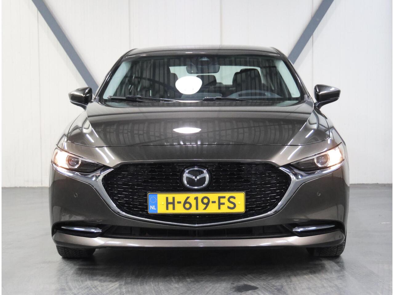 Mazda 3 180PK M Hybrid Comfort | 1ste eigenaar | AppleCarPlay/AndroidAuto | Armsteun | BOSE Sound | Camera | Dodehoekdetectie | StoelStuurVerwarmd | LED lampen | Navigatie | LEER | Cruise Control | Climate Control | Isofix | Parkeersensoren |