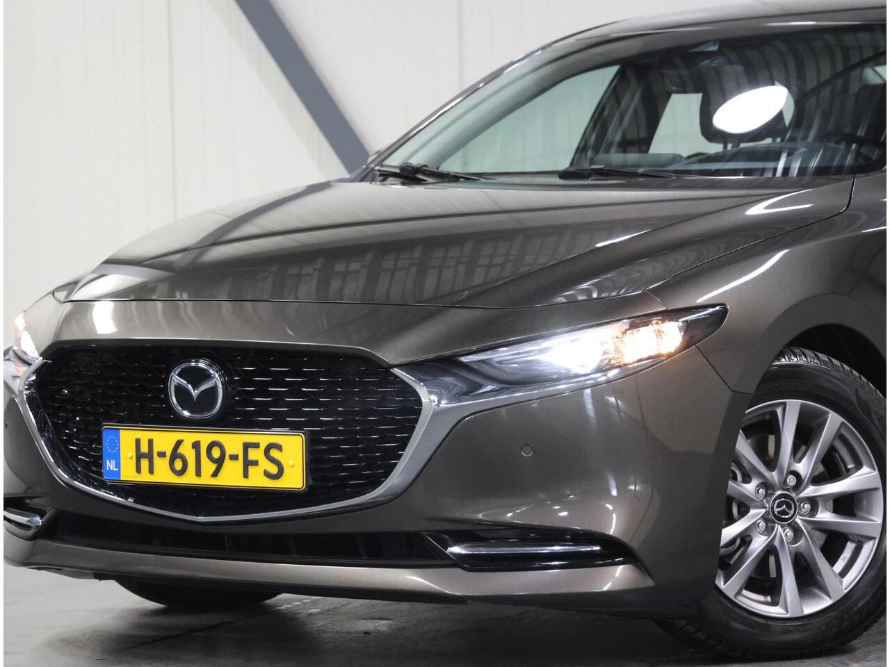 Mazda 3 180PK M Hybrid Comfort | 1ste eigenaar | AppleCarPlay/AndroidAuto | Armsteun | BOSE Sound | Camera | Dodehoekdetectie | StoelStuurVerwarmd | LED lampen | Navigatie | LEER | Cruise Control | Climate Control | Isofix | Parkeersensoren |