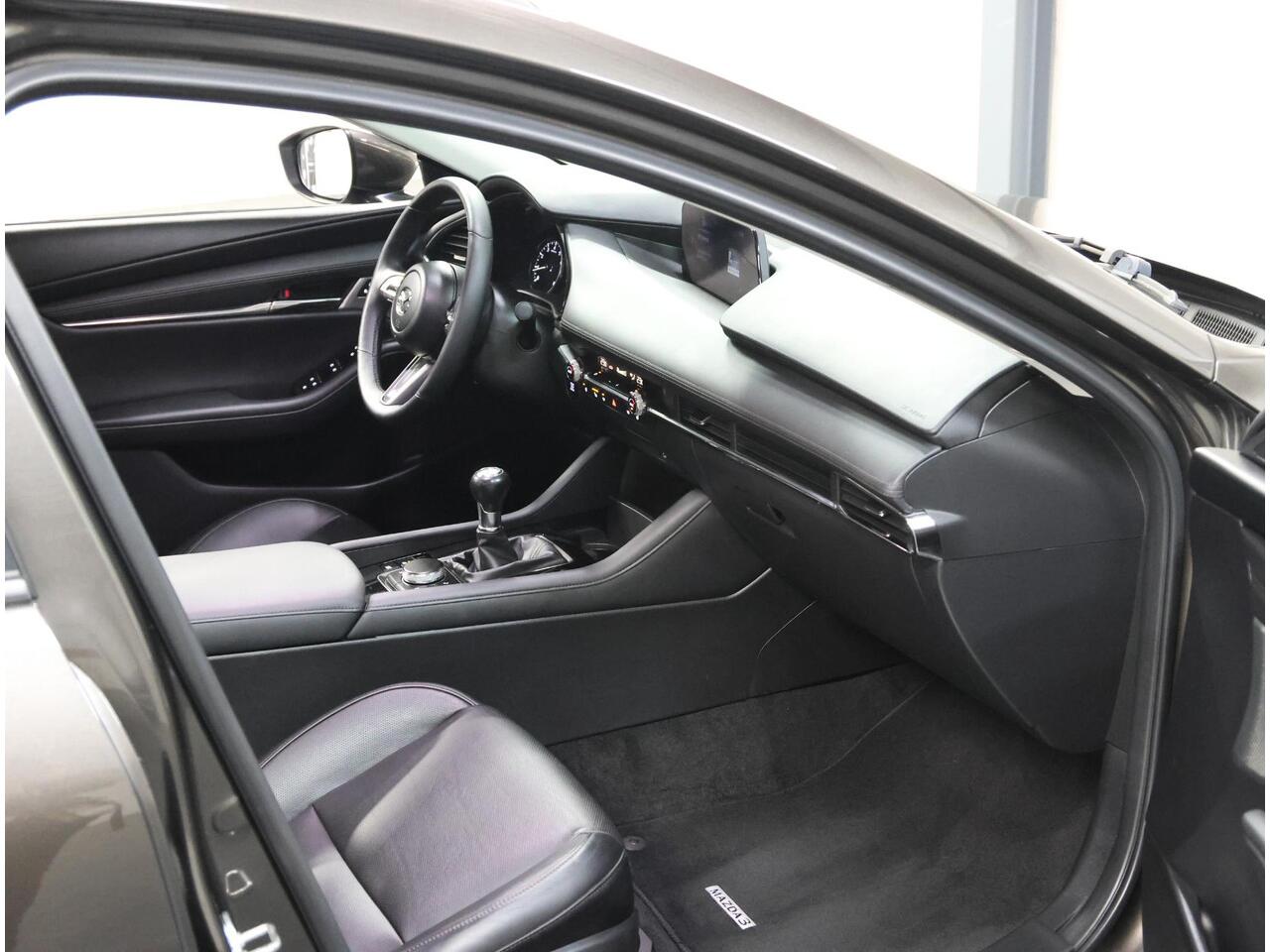 Mazda 3 180PK M Hybrid Comfort | 1ste eigenaar | AppleCarPlay/AndroidAuto | Armsteun | BOSE Sound | Camera | Dodehoekdetectie | StoelStuurVerwarmd | LED lampen | Navigatie | LEER | Cruise Control | Climate Control | Isofix | Parkeersensoren |