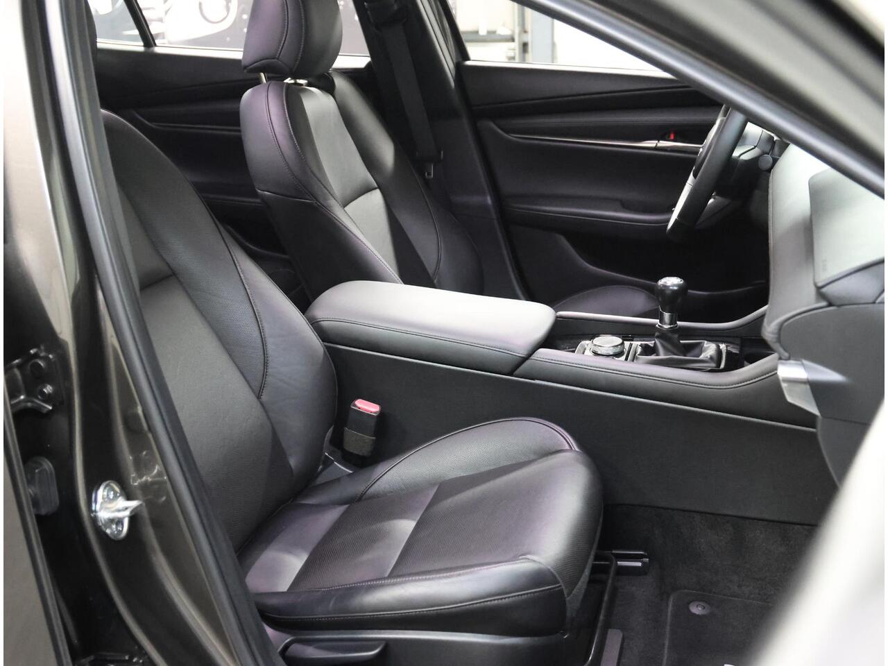 Mazda 3 180PK M Hybrid Comfort | 1ste eigenaar | AppleCarPlay/AndroidAuto | Armsteun | BOSE Sound | Camera | Dodehoekdetectie | StoelStuurVerwarmd | LED lampen | Navigatie | LEER | Cruise Control | Climate Control | Isofix | Parkeersensoren |