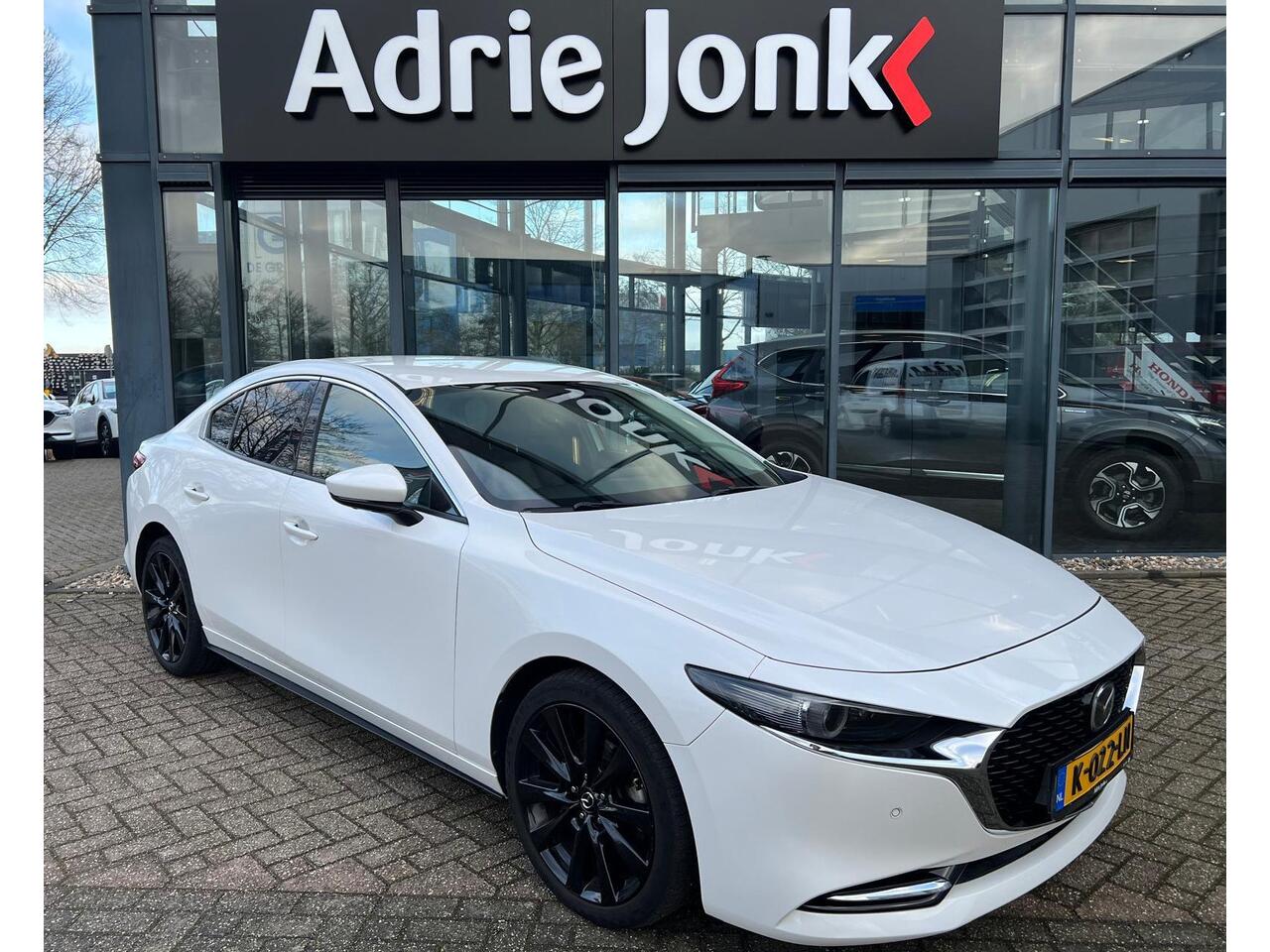 Mazda 3 2.0 e-SkyActiv-X M Hybrid 180 Luxury | AUTOMAAT | NED. AUTO | DEALER ONDERHOUDEN | I-ACTIVESENSE PAKKET | CRUISE CONTROL ADAPTIEF | 360 CAMERA | STOEL + STUURVERWARMING