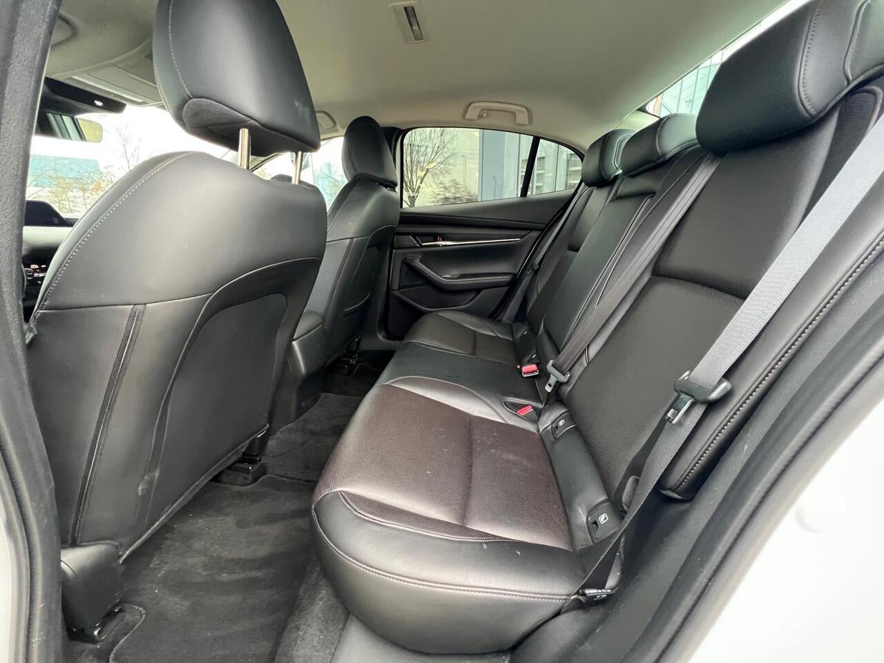 Mazda 3 2.0 e-SkyActiv-X M Hybrid 180 Luxury | AUTOMAAT | NED. AUTO | DEALER ONDERHOUDEN | I-ACTIVESENSE PAKKET | CRUISE CONTROL ADAPTIEF | 360 CAMERA | STOEL + STUURVERWARMING