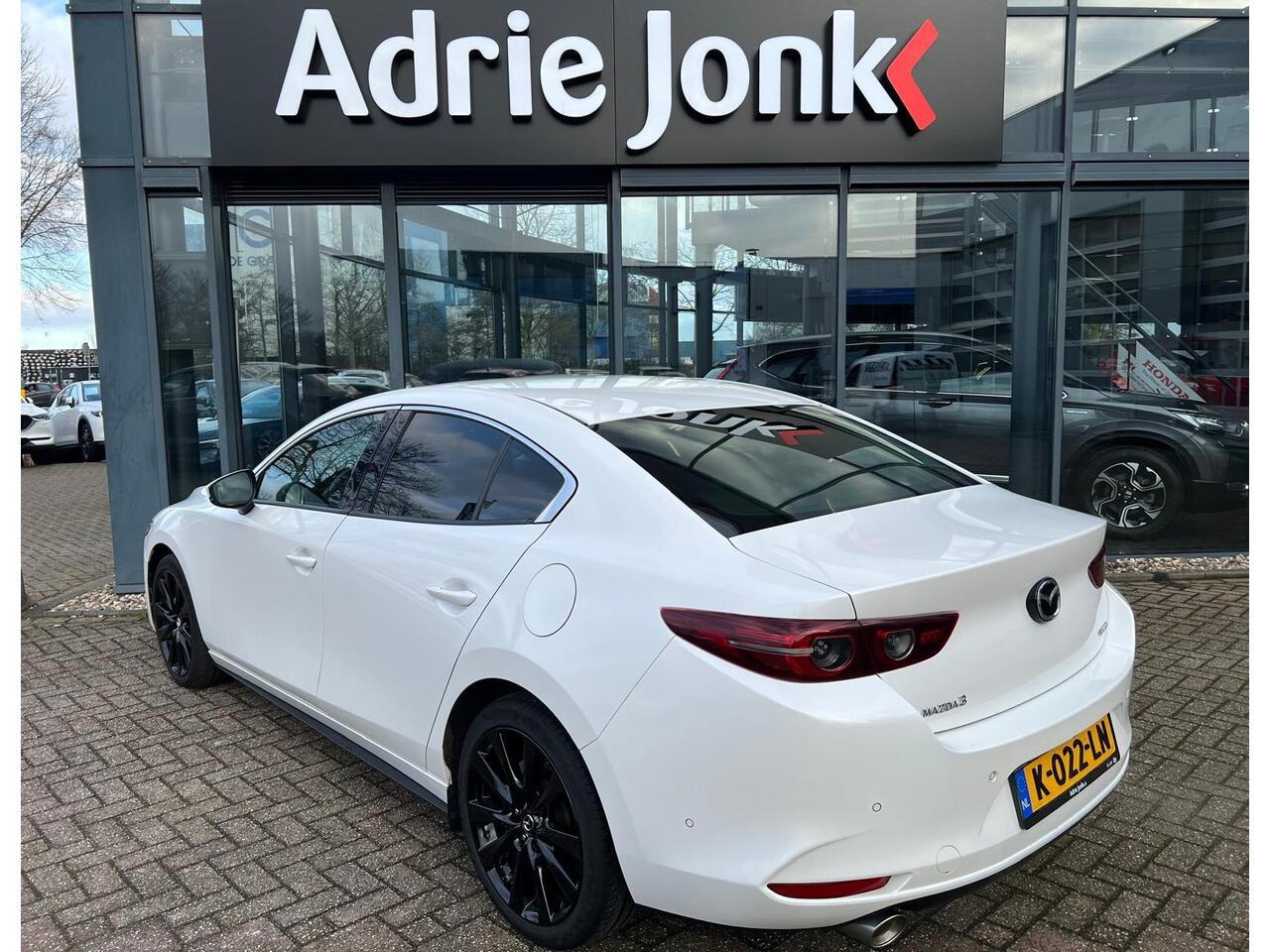 Mazda 3 2.0 e-SkyActiv-X M Hybrid 180 Luxury | AUTOMAAT | NED. AUTO | DEALER ONDERHOUDEN | I-ACTIVESENSE PAKKET | CRUISE CONTROL ADAPTIEF | 360 CAMERA | STOEL + STUURVERWARMING