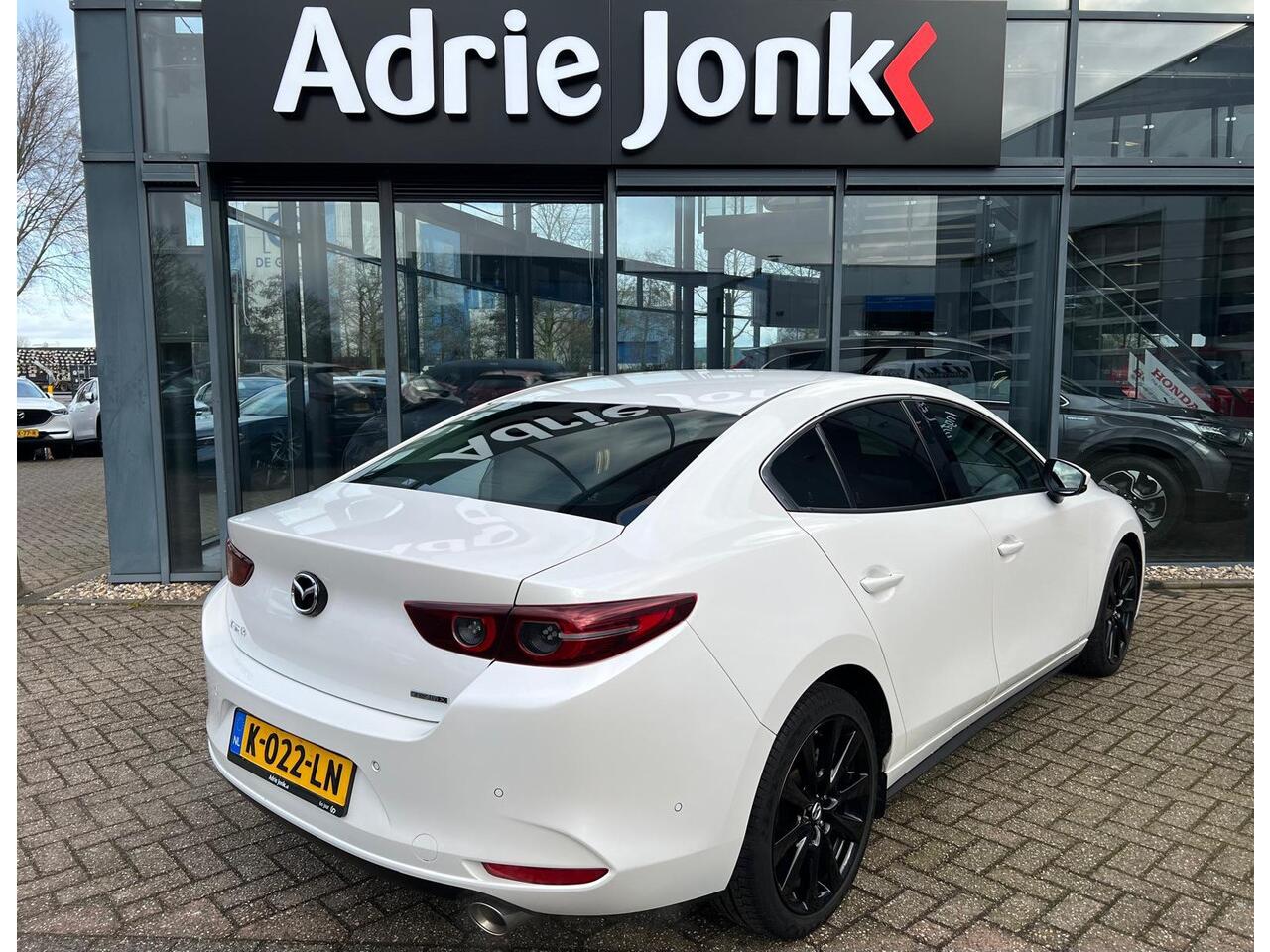 Mazda 3 2.0 e-SkyActiv-X M Hybrid 180 Luxury | AUTOMAAT | NED. AUTO | DEALER ONDERHOUDEN | I-ACTIVESENSE PAKKET | CRUISE CONTROL ADAPTIEF | 360 CAMERA | STOEL + STUURVERWARMING