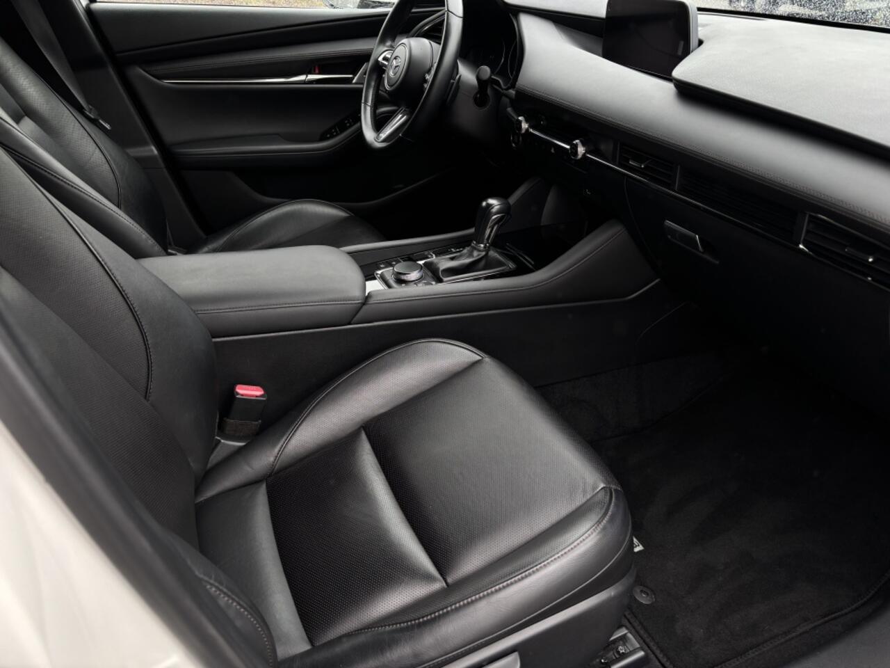 Mazda 3 2.0 SA-X Luxury Bose | Stuur-stoelverwarming | Leder | Trekhaak