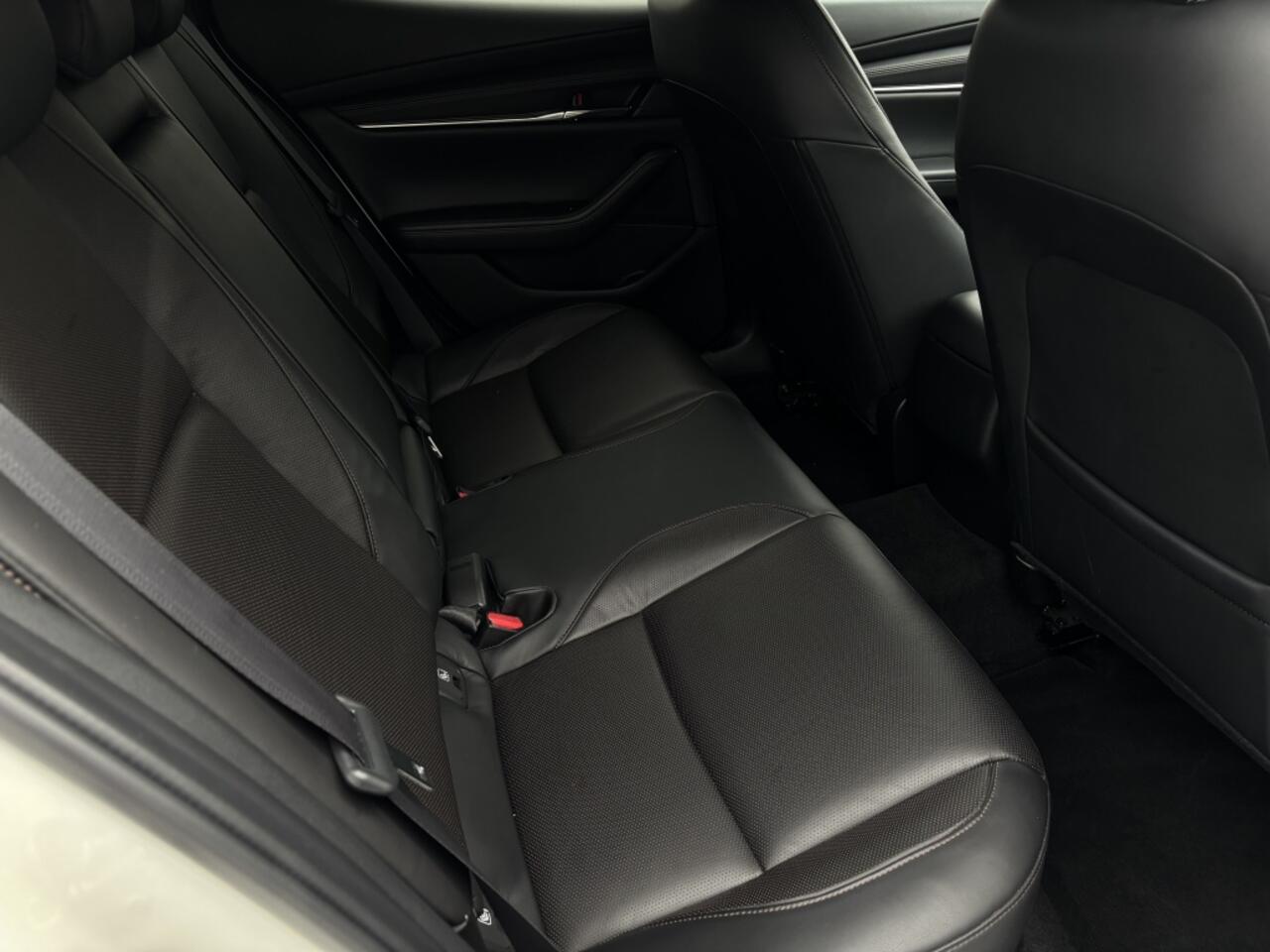 Mazda 3 2.0 SA-X Luxury Bose | Stuur-stoelverwarming | Leder | Trekhaak