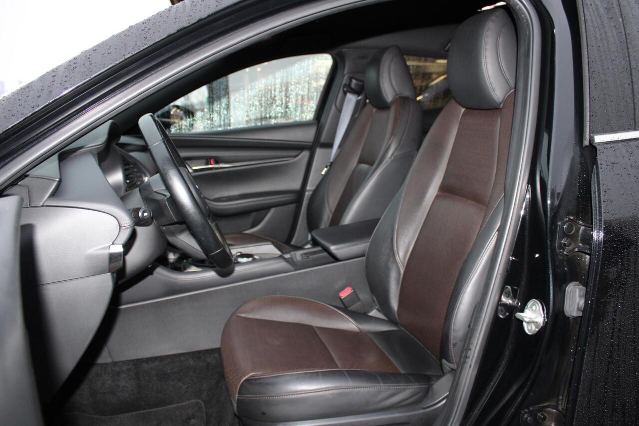 Mazda 3 2.0 e-SkyActiv-X M Hybrid 186 Luxury , Trekhaak, Aero Pakket, All Season, Leder, Bose, Stoelverwarming, Stuurverwarming, LMV 18 Inch, 360 Camera, Navi, Clima, HUD, PDC, Adap. Cruise, LKA