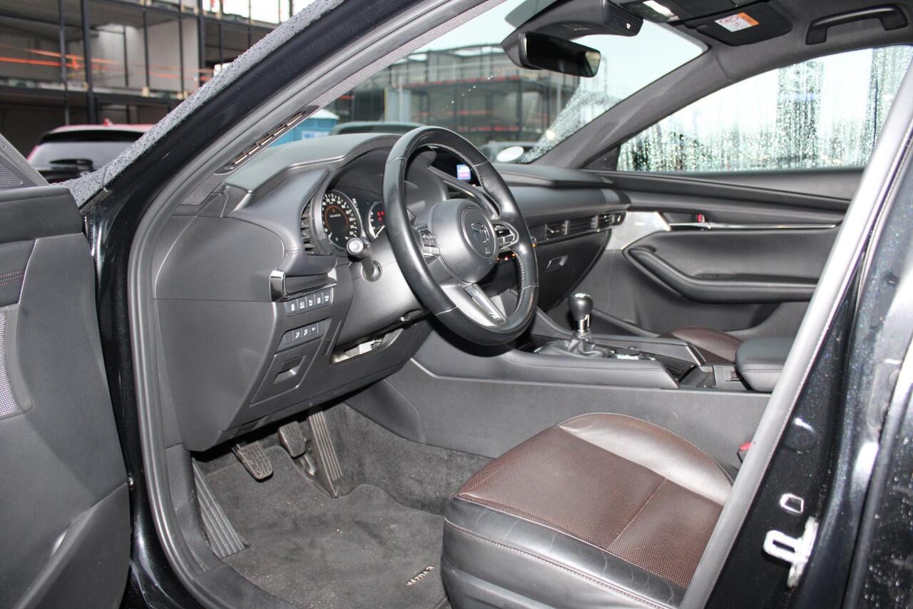 Mazda 3 2.0 e-SkyActiv-X M Hybrid 186 Luxury , Trekhaak, Aero Pakket, All Season, Leder, Bose, Stoelverwarming, Stuurverwarming, LMV 18 Inch, 360 Camera, Navi, Clima, HUD, PDC, Adap. Cruise, LKA