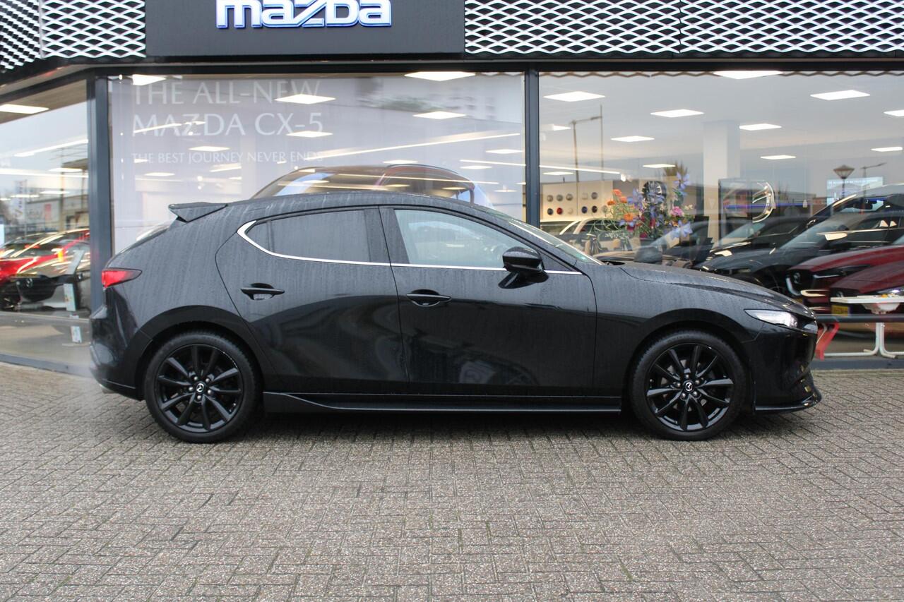 Mazda 3 2.0 e-SkyActiv-X M Hybrid 186 Luxury , Trekhaak, Aero Pakket, All Season, Leder, Bose, Stoelverwarming, Stuurverwarming, LMV 18 Inch, 360 Camera, Navi, Clima, HUD, PDC, Adap. Cruise, LKA