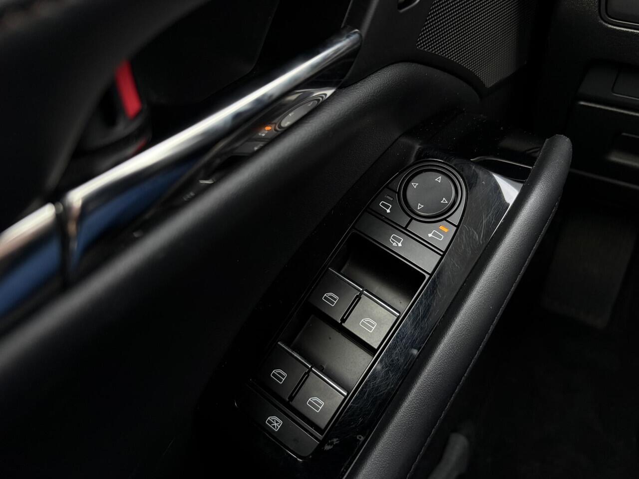 Mazda 3 2.0 e-SkyActiv-G M Hybrid 150 Exclusive-line / Trekhaak (1300 kg) / Stoel-stuurverwarming / Lederen bekleding / Apple carplay/Android auto /