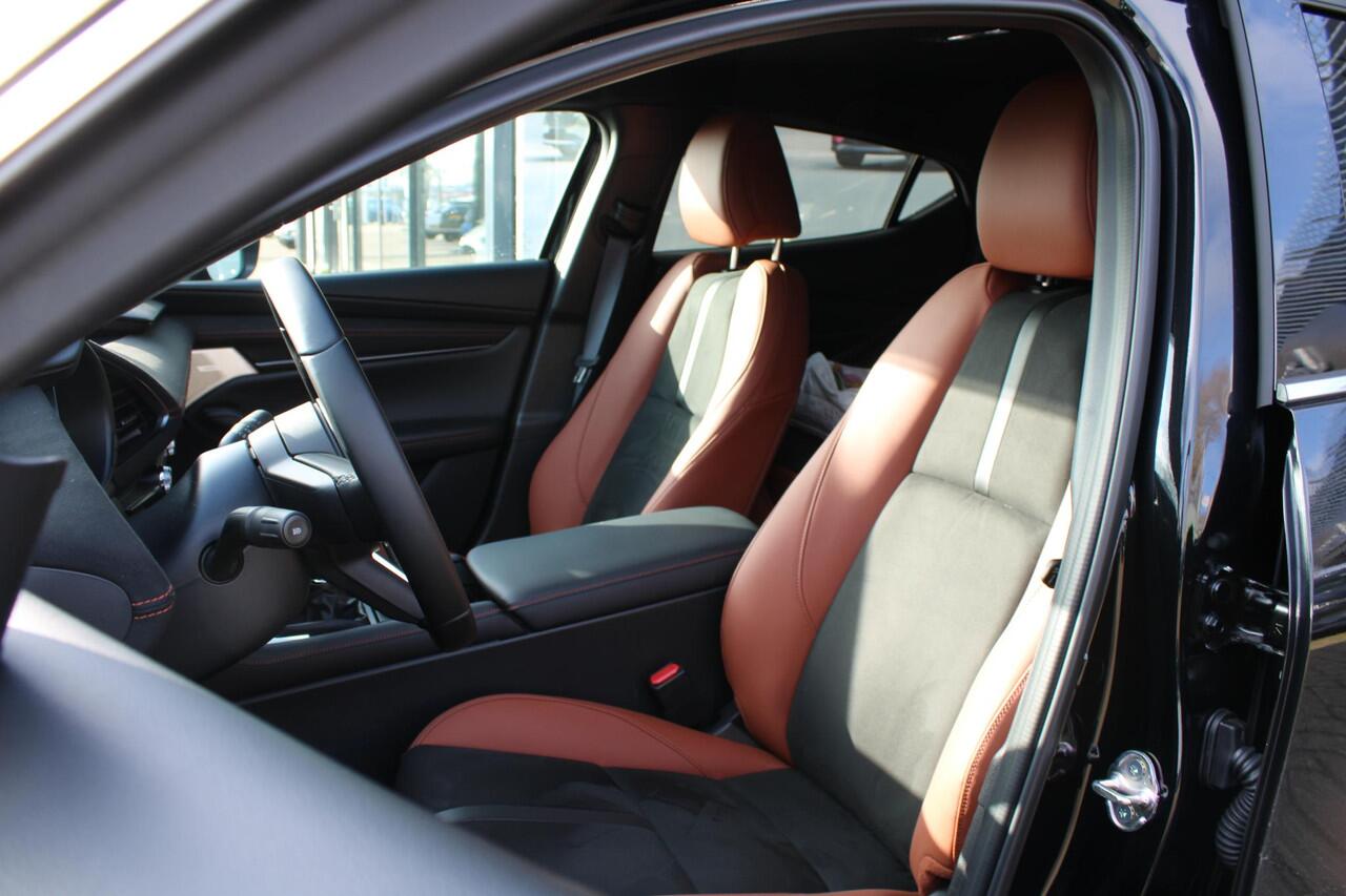 Mazda 3 HB 2.0 e-SkyActiv-X 186 M Hybrid Nagisa , Demovoordeel ¤5.985,-, Jansen Performance uitvoering, Bruin Leder, Bose, Navi, Adap.Cruise, Clima, Apple Carplay, Camera, PDC, HUD, Stoelverwarming, 18" LMV